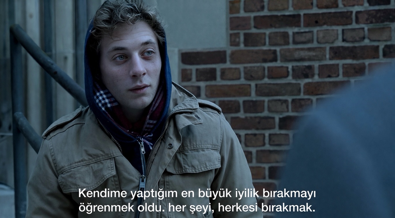 | İnsan çoğu zaman iyi olmanın tutunmakla ilgili olduğunu düşünüyor. Oysa asıl yük, kaybetmemek için sıktığımız şeylerden geliyor. Kontrol edemeyeceğimiz insanlara, geri dönmeyecek anlara ve çoktan değişmiş ihtimallere tutunuyoruz. Bu da insanı yavaş yavaş tüketiyor. Bırakmak ise vazgeçmekten çok kabullenmek gibi; olanı olduğu haliyle görmek. Çünkü gerçekten bize ait olan şeyler, zaten elimizde kalıyor. Geri kalan her şey sadece bir süreliğine bizimle yürümüş oluyor. Bazen devam edebilmek için mücadele etmek değil, direnmeyi bırakmak gerekiyor.
•
•
•
#valsanat #filmönerisi #replik #dizireplikleri #psikoloji