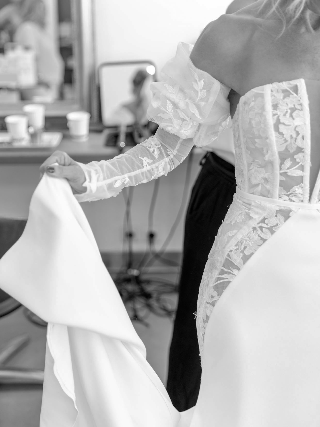 DANS LES COULISSES 9/? ✨
Aujourd'hui, indiscrétion dans la cabine d’essayage de Sandrine pour la confection de sa robe de mariée sur-mesure et personnalisée inspirée de notre robe Tamara... Parce que Sandrine, elle voulait pas de bretelle et un bustier droit.
1. On commence à l'envers avec une photo du Jour J, avant de remonter le temps.
2. 3e essayage technique et dernier essayage technique pour les dernières vérifications de la robe finie, avec ses manches amovibles.
3. 2e essayage technique de la robe dans sa matière. Prise de longueur et ajustement pour une robe de mariée seconde peau !
4. 1er essayage technique, essayage de la toile pour affiner la forme de la robe au corps de la future mariée.
Merci Sandrine de m'avoir choisie et fait confiance 🖤
#creatricerobedemariee #coulisses #etapesconfection #weddingdress #artisanat