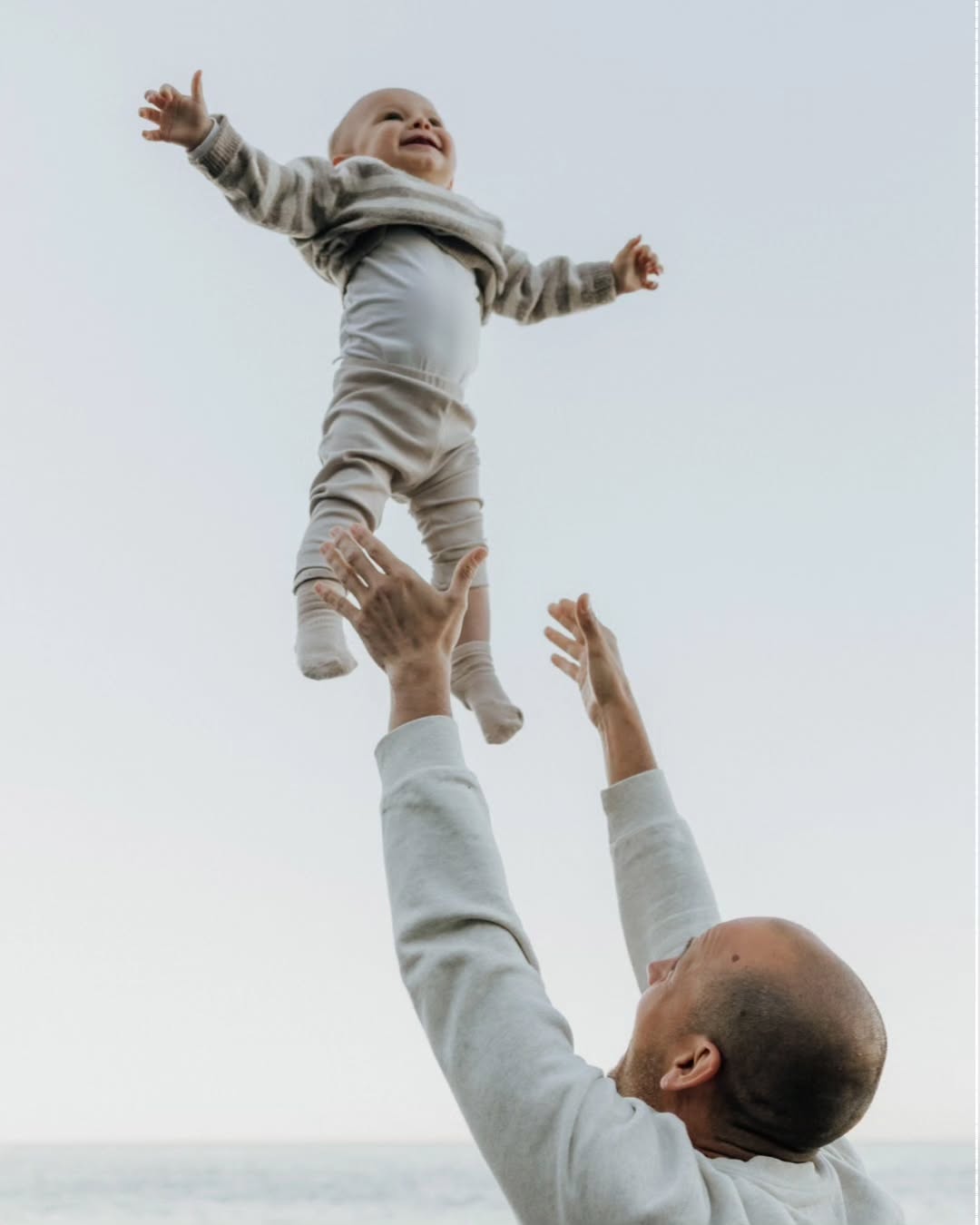 ¿Quién se puede resistir a la sonrisa de Hugo?
Yo desde luego me derretí con el, y con su familia 👨👩👦🐶🐶
Siempre es un honor cuando una fotógrafa confía en ti para crear recuerdos de su familia. Para mi también siempre se convierte en una mezcla de nervios y alegrías. Pero al final fue una sesión muy bonita en una mañana fría de primavera.
Gracias @elennagarrido por regalarme estos momentos y por tu confianza 💙
Me ha encantado conocerte a ti, y a tu familia ✨️