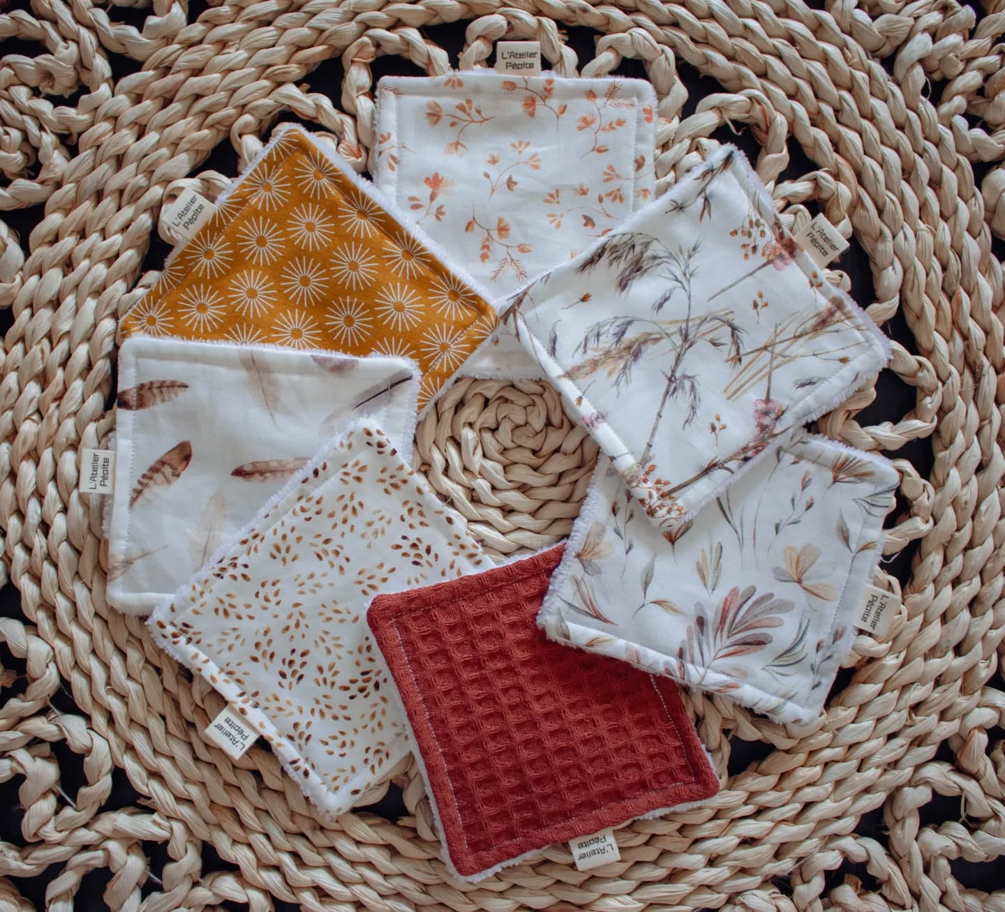 UN PEU DE DOUCEUR ☁️
Et oui, vous saviez que je confectionne également des lingettes lavables avec L'Atelier Pépite ?
J'adore sortir ma machine à coudre pour vous en confectionner car J'ADORE le tissu en général, j'adore pouvoir choisir moi-même les imprimés qui me parlent 🥰 je trouve ça tellement beau 😻
Plusieurs lots de semainiers de lingettes dispo sur le site ✨ celle-ci est la collection "California" 🧡
Un petit imprimé différent pour chaque jour de votre semaine 🥰
Pour vous démaquiller, laver votre visage ou appliquer des soins, elles vous accompagnent avec énormément de douceur ☁️ un vrai petit nuage au quotidien, grandement adapté pour les peaux sensibles ☁️
Douce pour nous et notre planète 🌏☁️🌱
Vendu par lot de 7, tissus éponge de bambou OEKO-TEX (qui certifie qu'il n'y aucune substance nocive pour la peau et l'environnement)
www.latelierpepite.ch
#lingetteslavables#lingettesdemaquillantes#couture#creatricesuisse#creatrice#zerodechet#cotonslavables#cotonslavablesdémaquillant#faitmain#handmade#naissancebebe#lingettesbebe#suisse#vaud#fribourg#neuchatel#valais#geneve#berne#tessin#bebe2024#routinebeaute#beauté#soinvisage#epongebambou#accessoirefemme#dansmasalledebain#femme#maman#eshopsuisse