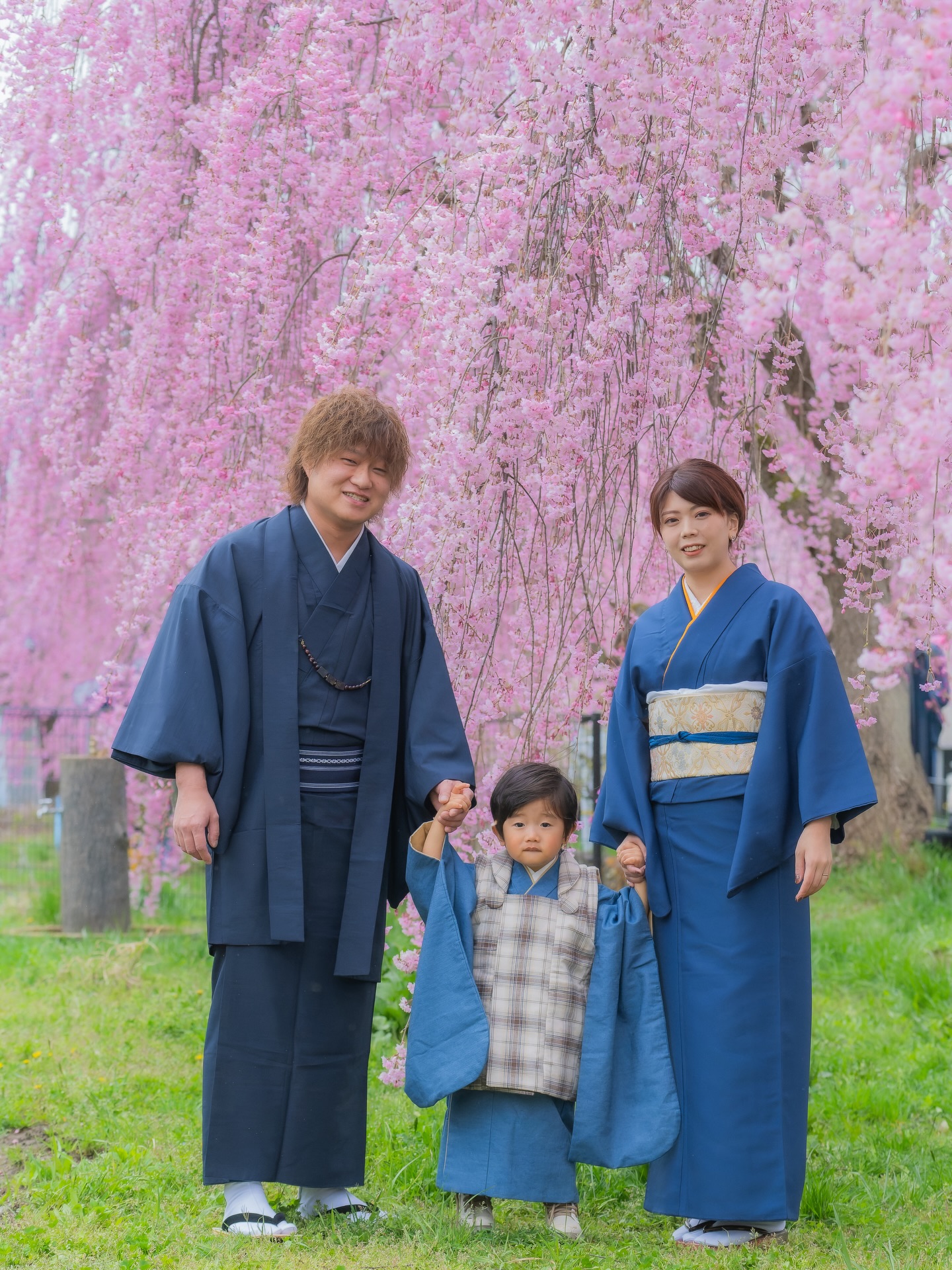 日中線しだれ桜での七五三撮影。
家族でお着物。とっても素敵でした😊
GROOVE studioカメラマンアカウント
@groovekazama
GROOVEstudioアカウント
@groove_aizu
———————————————————————————
あなたの撮りたいをお聞かせ下さい。
特別な一日をあなたらしく。
GROOVE studio
———————————————————————————
#日中線のしだれ桜 #桜 #七五三 #会津 #喜多方