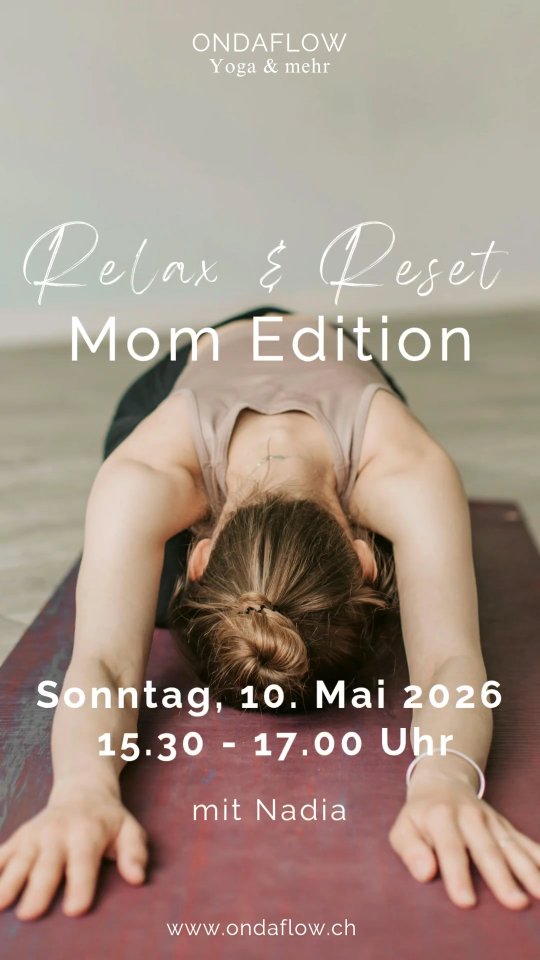 Ich habe das Format Relax & Reset für uns kreiert. Für Menschen von heute mit einem schnellen Alltag. Und zur Feier des Muttertags speziell für Mamas, die viel geben. Von Herzen und mit allem was dazu gehört. Was ich aus eigener Erfahrung und aus meiner therapeutischen Arbeit mit dem Nervensystem weiss:
Manchmal braucht es Pausen. Richtige Pausen. Kein "ich geh noch schnell joggen", kein "heute guck ich meine Lieblingsserie". Ich weiss, dass das manchmal schwer ist. Ablenkung fühlt sich leichter an als Präsenz.
Eine Auszeit darf ruhig und schön sein. Sie darf Raum für Achtsamkeit schaffen und die Aufmerksamkeit nach innen lenken.
Ankommen. Eine Auszeit zum Regulieren und Aufladen. Bewusstes Dasein für dich selbst🩵
PS: ...und vielleicht gibst du deiner Familie die Chance in der Zwischenzeit ein wunderbares Znacht vorzubereiten, damit dein Tag entspannt ausklingen darf😊
#auszeit #muttertag