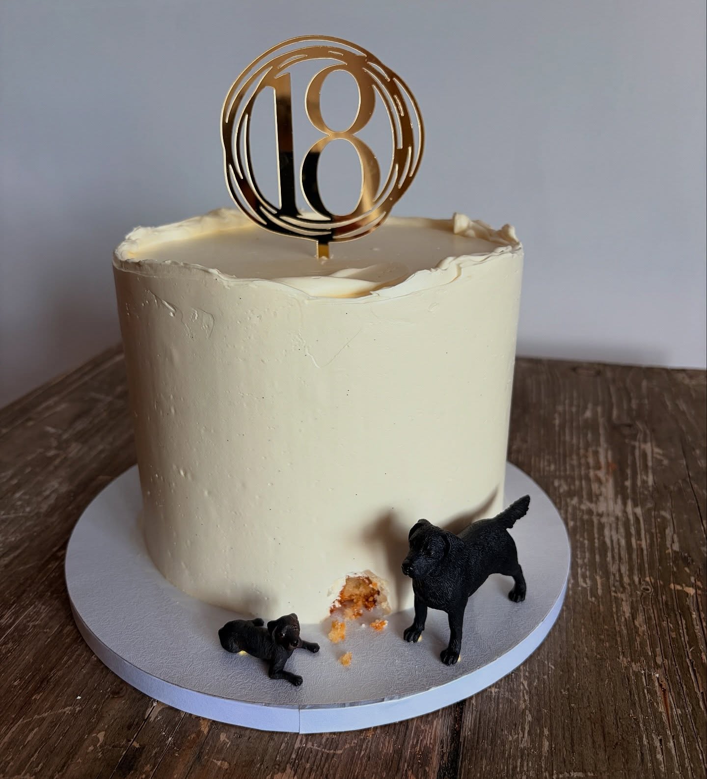 Sneaky black labs getting the first bite of this 18th birthday cake... adorable! 🐾
#18thcake #birthdaycake #cakeorder #dealkent #dealkentuk