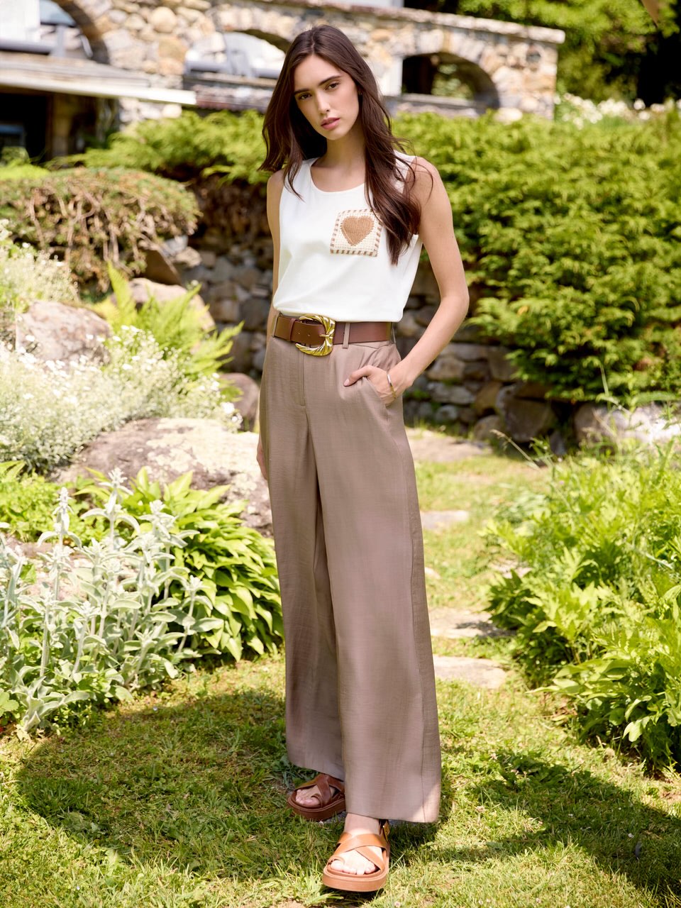 Simple tops and statement bottoms are the combo we’re loving this season! 💕