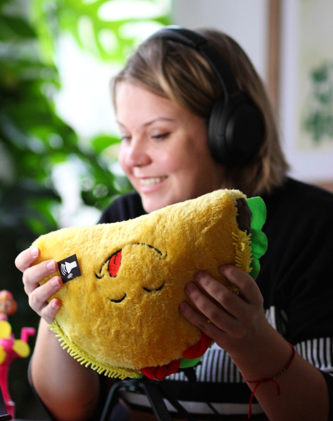 🎙️ Heute um 14:05 Uhr bin ich bei Deutschlandfunk Kultur in der Sendung Kompressor zu Gast und spreche über meine Arbeit als Geräuschemacherin und Foley Artist! 🌱💥
Im Gespräch geht es darum, wie Gemüse (ja, Sellerie!) zum heimlichen Star in Soundtracks für Games, Hörspiele und Filme wird – und wie ein knackiges Knacken zum Genickbruch wird. 🥒🎮
Schaltet ein und lauscht hinter die Kulissen der Geräuscheproduktion.
📻 Deutschlandfunk Kultur | 14:05 Uhr
P.S.
Ich war super nervös - ich hoffe man hört's nicht.
@deutschlandfunkkultur @deutschlandfunk #kompressor #geräuschemachen #foleyartist #foleyart #womeninsound #womensoundengineers #games #videospiele #ilovemyjob #gemüse