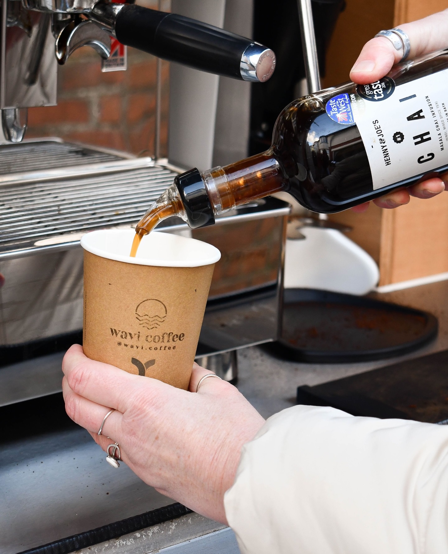 Our favourite chai is back with us this season!
Handmade in Bath, @hennyandjoes delicious Masala Chai blend is naturally free from caffeine, artificial preservatives, colourings, and additives, making it the perfect choice for a dirty chai or chai latte with us!
Whole milk , or oat - which are you choosing?
#marsalachai #landroverdefender110 #coffeeandlandrover #wavicoffee #chaitime