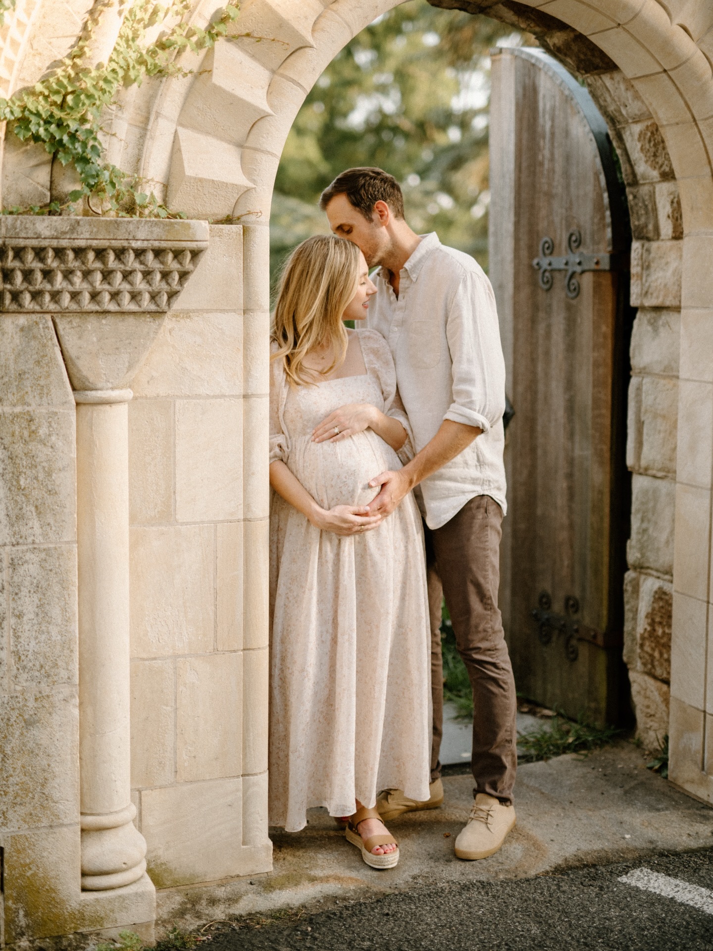 Evening glow in the gardens… one of my favorite ways to capture maternity 🤍 I just love these quiet, natural moments outdoors.