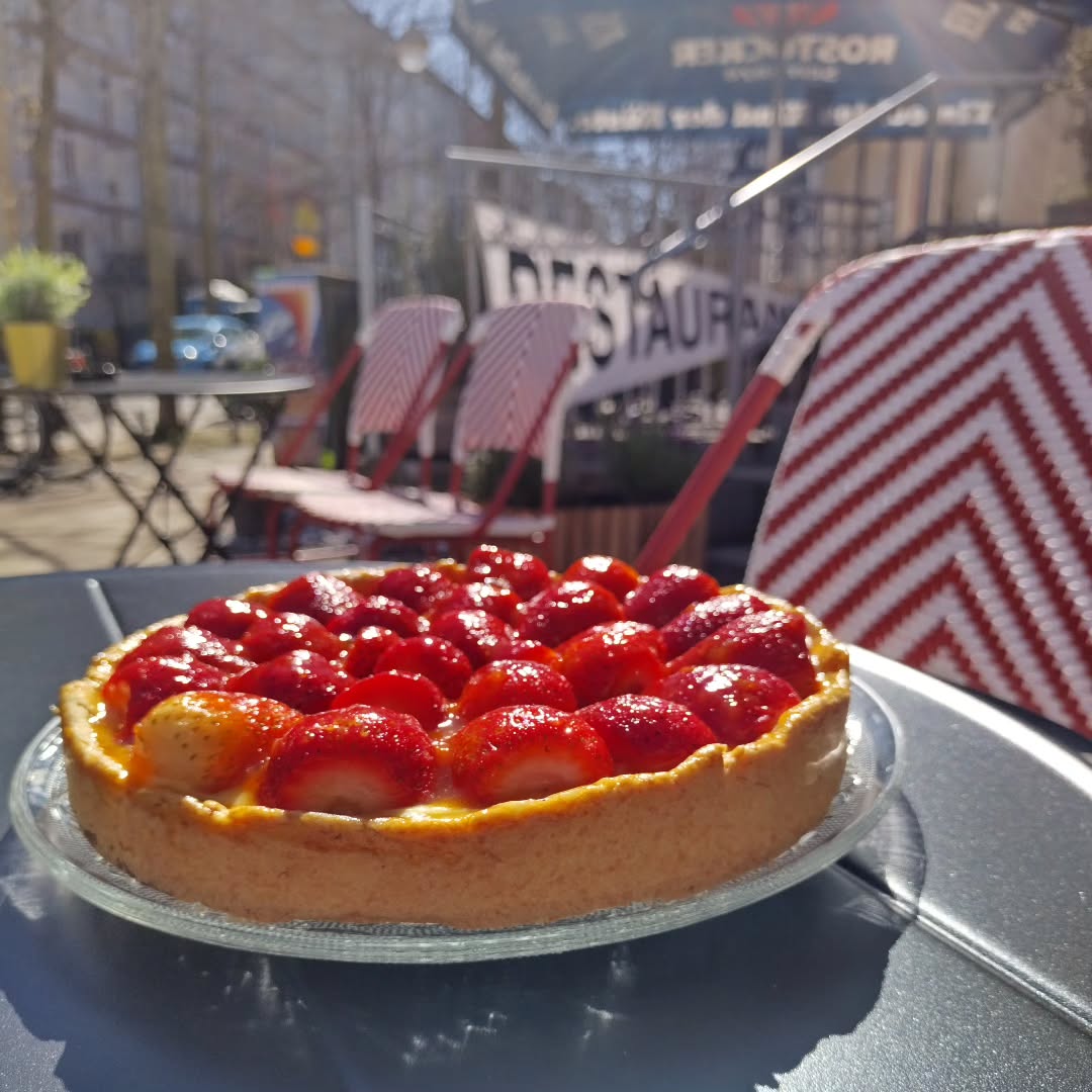 Heute gibt's was Süßes! 🍰
Unsere Erbeertarte wartet nur darauf von Euch probiert zu werden. Ich habe auch einen schönen Dessertwein aus dem Bordeaux dafür kaltgestellt...🥂
/Mara
Bis heute Abend, wir freuen uns auf Euch!
#veganepatisserie #rostockrestaurant #frenchrestaurant #veganfood #rostockktv