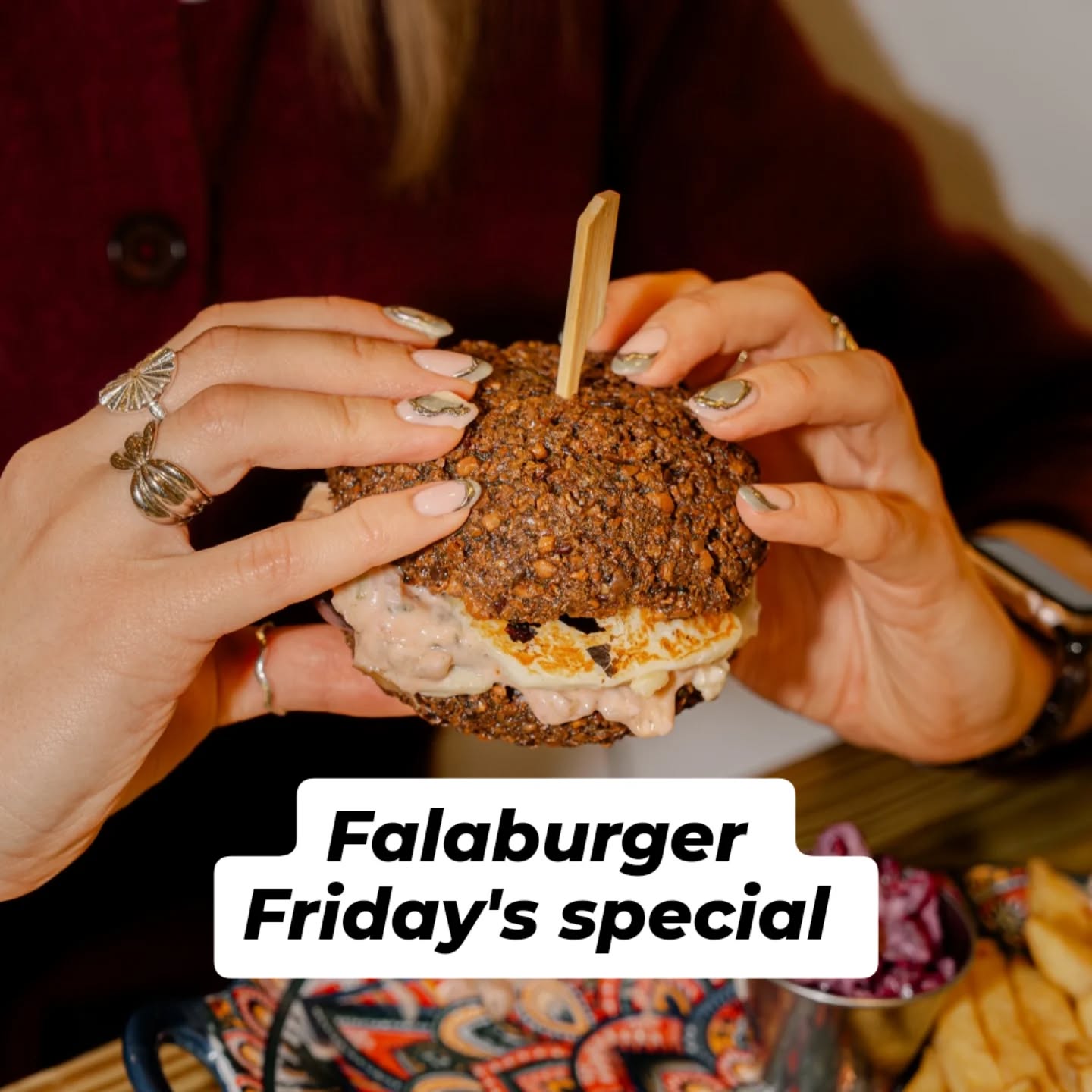 Falafel burger — yes, you got it right 😏
The bun is made of falafel 😉
Crunchy, gluten-free, and absolutely genius 🤤
Every Friday — don’t miss it 😍
#falafel #falafelburger #foodiespecial
📸 Credit @madebetweenus