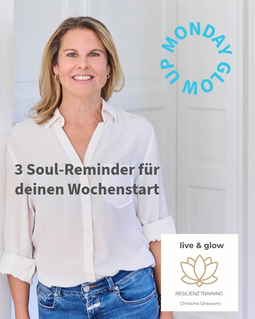 ✨ Monday Muse & Mindset Check-in ✨
Resilienz bedeutet nicht, dass der Sturm an dir vorbeizieht – sondern dass du lernst, im Regen zu tanzen.
Als Frauen jonglieren wir oft tausend Rollen gleichzeitig: Karriere, Family, Freundschaften und die eigenen Träume. Dabei vergessen wir oft die wichtigste Beziehung – die zu uns selbst.
Resilienz bedeutet für mich diese Woche: Mut zur Lücke. Nicht alles perfekt machen zu müssen, sondern achtsam mit der eigenen Kraft hauszuhalten. ✨
Meine 3 Soul-Reminder für deinen Wochenstart:
1️⃣ Deine Grenzen sind heilig. Ein „Nein“ zu anderen ist oft ein „Ja“ zu dir selbst. 🛡️
2️⃣ Vertraue deiner Intuition. Dein Bauchgefühl ist dein bester Kompass für Resilienz. 🧘🏼♀️
3️⃣ Feiere deine kleinen Siege. Auch wenn heute „nur“ der Kaffee in Ruhe getrunken wurde – das zählt! ☕️
Lass uns diese Woche nicht nur funktionieren, sondern strahlen. Von innen nach außen. ✨🌿
Welches Wort beschreibt dein Ziel für diese Woche? Schreib es mir in die Kommentare! 👇
Foto: @maren.richter
#FemaleEmpowerment #FrauenPower #AchtsamkeitImAlltag #ResilienzFürFrauen #MindsetCheck #Selbstfürsorge #Wochenstart #InnererFrieden #SoulCare
