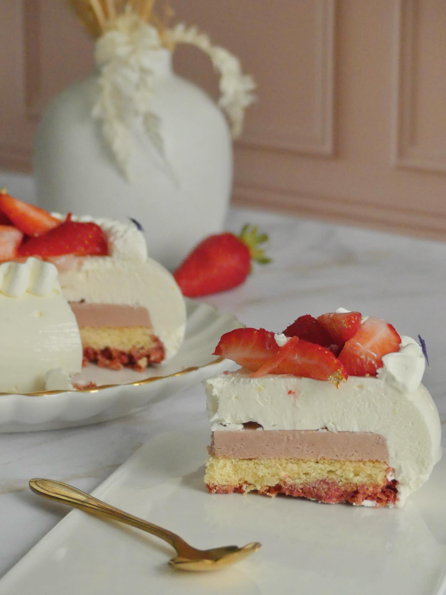 Entremets de début de printemps 🌸
Une création tout en fraîcheur et en douceur pour célébrer cette saison 🌿
Fraise et citron s’entrelacent dans cet entremets délicat :
- Biscuit moelleux huile d’olive
- Croustillant fraise Inspiration @valrhona
- Crémeux fraise @capfruit
- Mousse légère citron jaune
- Glaçage transparent
- Chantilly gélifiée à la vanille @vanille_gourmet
- Fraises fraîches
~
Avec les magnifiques fonds photo de @fondphoto.pastryandtravel
~
#patisserie #pastry #entremets #pâques #gourmandise