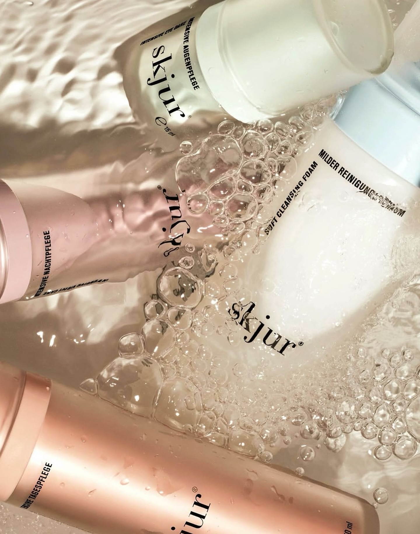 NATURAL SKINCARE STARTERPACK. 🌿⬇️
Weniger Produkte. Mehr Wirkung. Mehr Glow.
Deine Haut braucht keine 10 Steps, sie braucht die richtigen.
skjur® reduziert auf das, was wirklich funktioniert mit dem Wissen aus der Natur.
Jetzt auf skjur.shop und in Apotheken in Österreich
#skjur #skinimalism #hautpflege #vegan