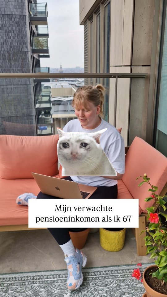 Wake-up call!! ⏰
Voor ik fulltime ging freelancen en ondernemen, heb ik heel even in loondienst gewerkt bij het Cultuurfonds, die zijn aangesloten bij een pensioenfonds. Daardoor kreeg ik dit mailtje, met het vooruitzicht op een riant pensioen als ik 67 ben - NOT.
Gelukkig ben ik, mede dankzij de regelingen van Platform ACCT voor creatieve zelfstandigen, alweer een aantal jaren gestart met zelf pensioen opbouwen, en hoef ik straks geen televisieformat Stokoud en Straatarm aan SBS te verkopen.
Pensioen voelt voor veel zelfstandige makers als ‘iets voor later’, maar hoe vroeger je ermee begint, hoe beter het is!
Werk je als zzp’er in de culturele of creatieve sector?
Dan kun je via Platform ACCT een vergoeding aanvragen voor je pensioenvoorziening. (ga naar http://nuvoorlater.oogvoorimpuls.nl )
🥦 Regel je pensioen nu en thank yourself later
