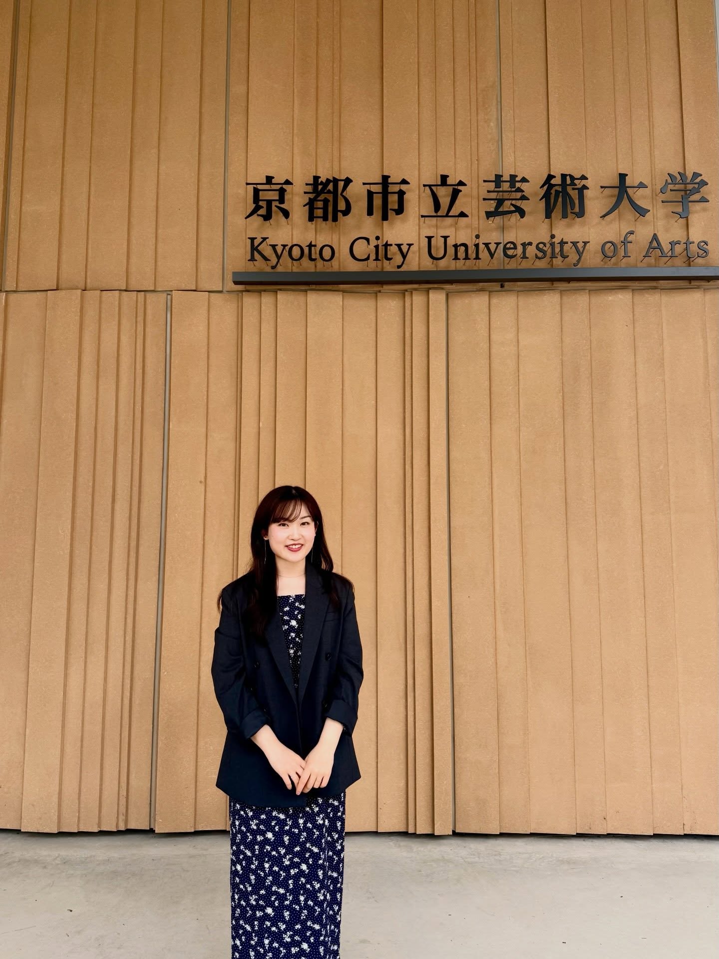 今年度の前期の間、京都市立芸術大学ピアノ専攻の非常勤講師を務めさせていただきます。大学での指導の第一歩を踏み出せたこと、そして教える立場として母校に帰ってくることができ、とても嬉しく思います。
自身が学んできたことを学生たちに還元できるよう精一杯努めます!
初出勤記念に担当学生さんに撮っていただきました☺️📷
#京都市立芸術大学 #ピアノ