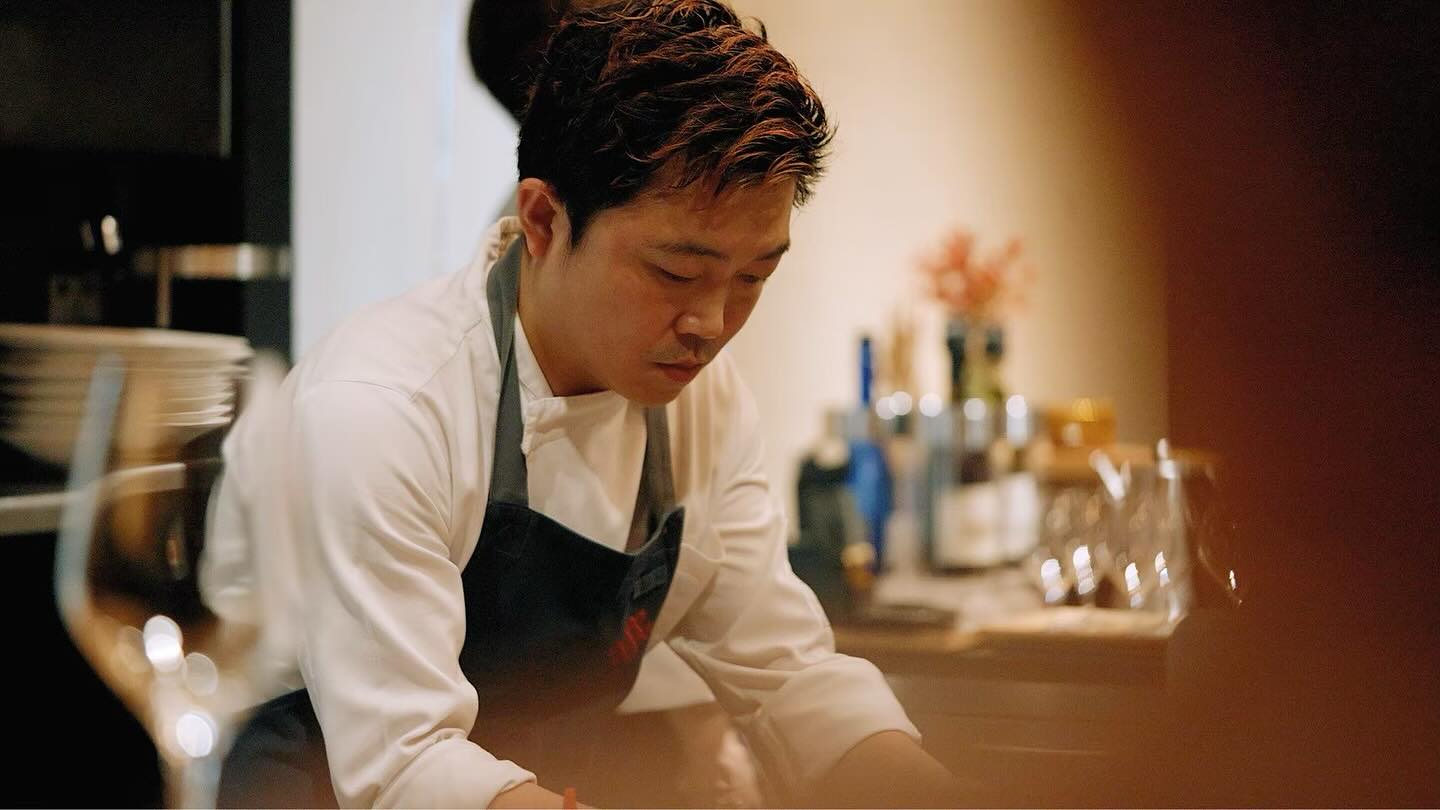 .
当店のシェフ、中村をご紹介。
東京の名門フレンチにて研鑽を積み、10年の修業後に独立。沖縄・今帰仁村にてカフェ&民泊を開業。
その後チームに参画し、東京本店「CROSS TOKYO」副料理長などを経て、2024年1月より「MOSS Okinawa」料理長に就任。
同年、沖縄県代表としてダイナースクラブ フランスレストランウィークフォーカスシェフに選出。
シェフ中村が作り上げる、沖縄の旬の食材と伝統料理にフランス料理のエッセンスを加えた一皿。
那覇でここでしか味わえない特別なディナーをお楽しみください。
Introducing Chef Nakamura, Head Chef of MOSS Okinawa.
He trained at a prestigious French restaurant in Tokyo, and after a decade of refinement, established his own venture, opening a café and guesthouse in Nakijin, Okinawa.
He later joined the team and served as Sous Chef at the Tokyo flagship, CROSS TOKYO, before being appointed Head Chef of MOSS Okinawa in January 2024.
In the same year, he was selected as a Focus Chef representing Okinawa for French Restaurant Week.
Chef Nakamura presents dishes that combine Okinawan seasonal ingredients and traditional cuisine with refined French techniques.
Enjoy a truly unique dining experience in Naha—available only here.
#mossokinawa #那覇グルメ
#那覇ディナー #沖縄レストラン
#nahafood #naharestaurant
#okinawarestaurant #okinawafinedining
#okinawatrip #visitokinawa
#okinawajapan #traveljapan
#finediningexperience #luxurydining
#chefstable #tastingmenu
#luxurytravel #japanluxury
#bucketlisttravel #traveltoeat
#hongkongfoodie #taipeifoodie
#singaporefoodie
#沖繩美食 #那霸美食