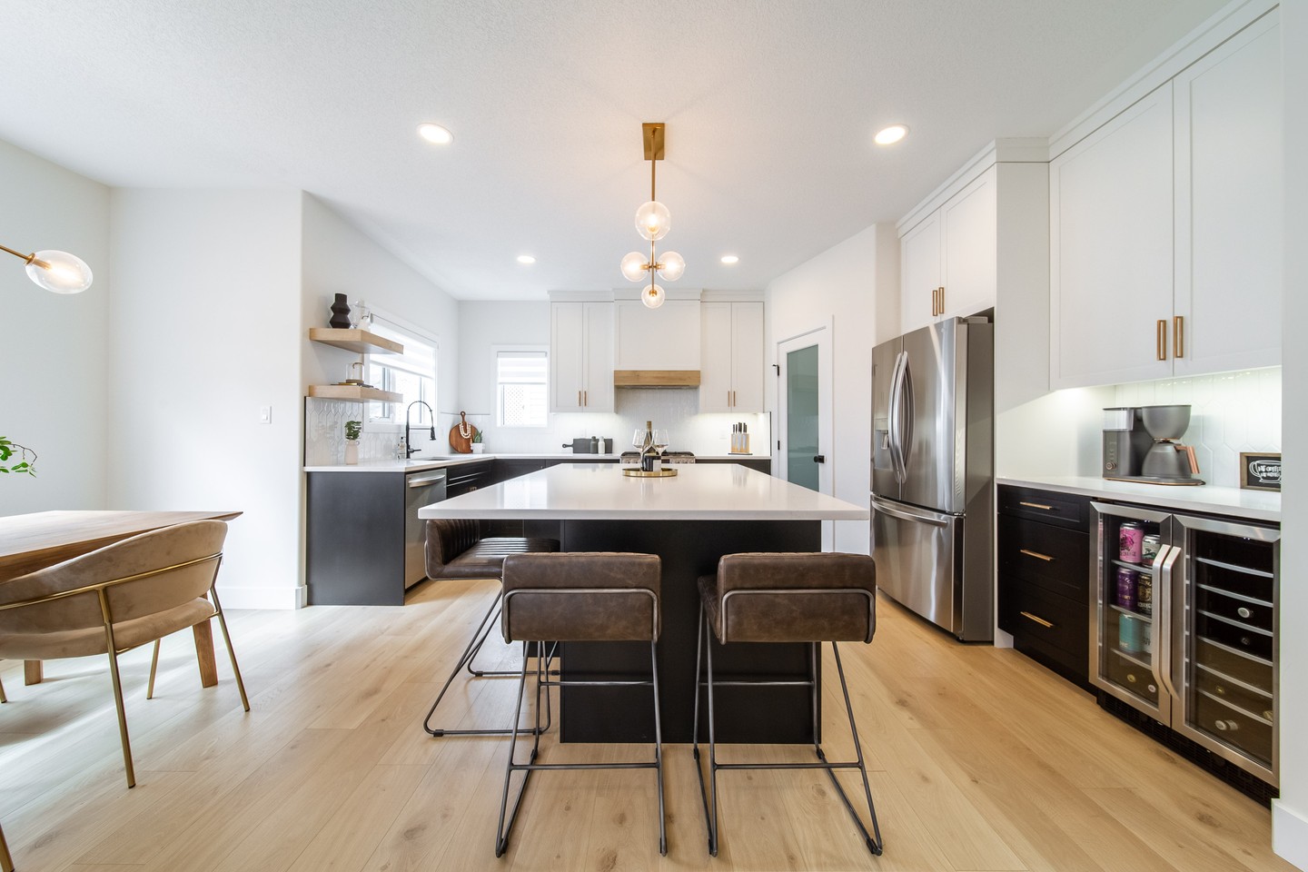 A kitchen that simply works — and looks stunning. Jamie byDesign transformed a busy family kitchen by reworking the layout for better circulation, adding bespoke storage solutions, and layering task-focused lighting. The result: less clutter, quicker meal prep, and a more marketable home. Swipe to see the before-and-after and tap to learn how thoughtful design and smart staging can change daily routines. Link in bio
Tell us: what’s the one kitchen problem you’d fix first?