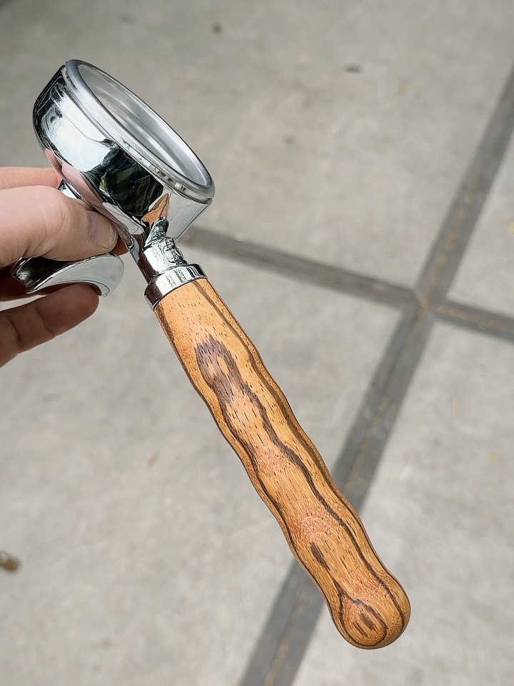 ☕️🪵 Custom Coffee Tools
Griffe für @ecmespresso Tamper und Siebträger aus Zebrano Holz - komplett auf der Drechselbank gefertigt.
Reduzierte Form, saubere Übergänge, präzise Passung.
Vom Rohling bis zum Finish. Drechseln, schleifen, abstimmen - bis Proportion und Grip stimmen.
#woodturning #drechseln #produktdesign #handwerk
#coffeegear