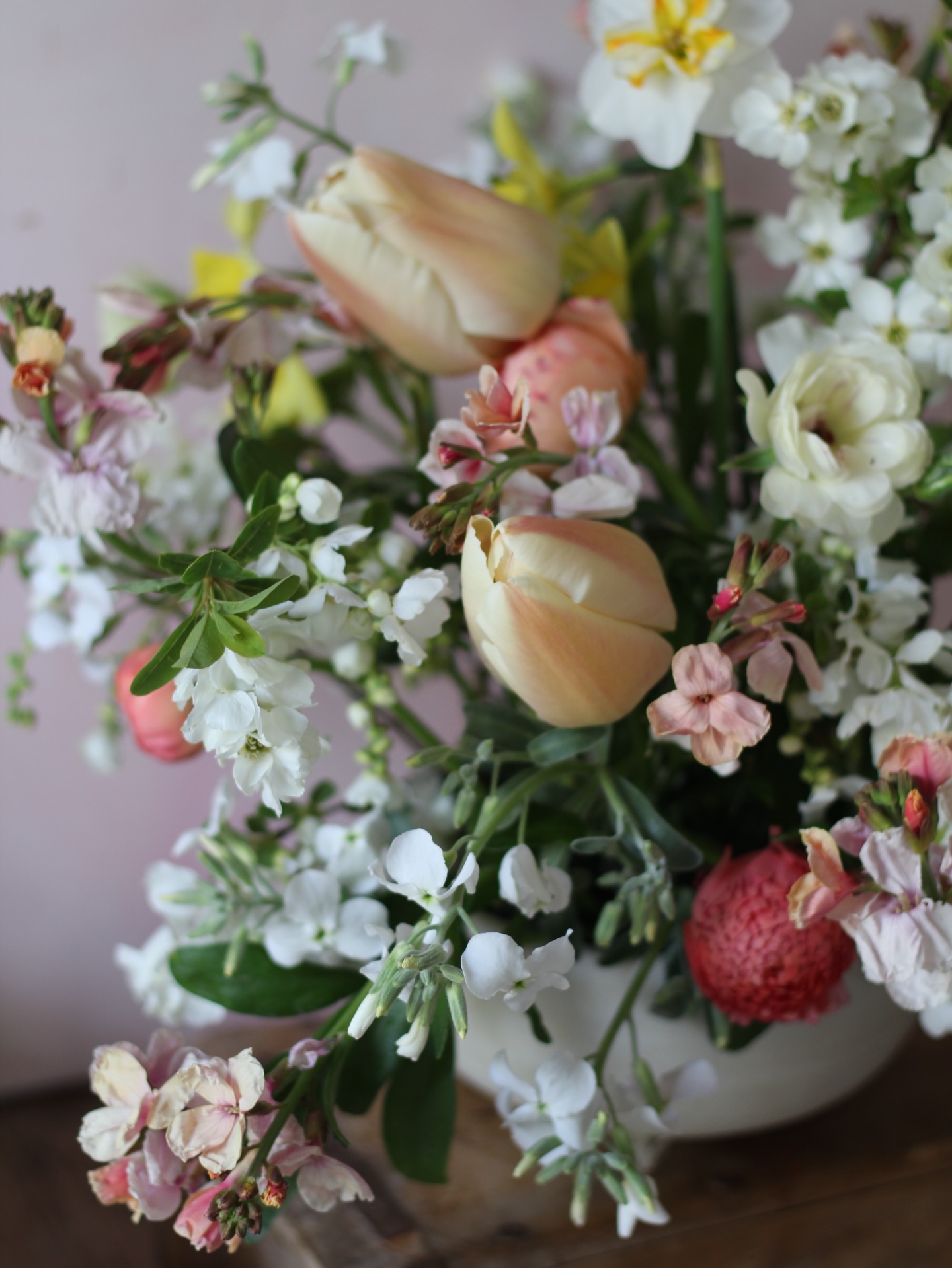 Pretty April petals š tulips, ranunculus, wallflowers, stocks, honesty, narcissi š
In a @rachelwhydleceramics bowl š¤
#springflowers #seasonalflowers #flowerfarmer #springwedding #springweddingflowers