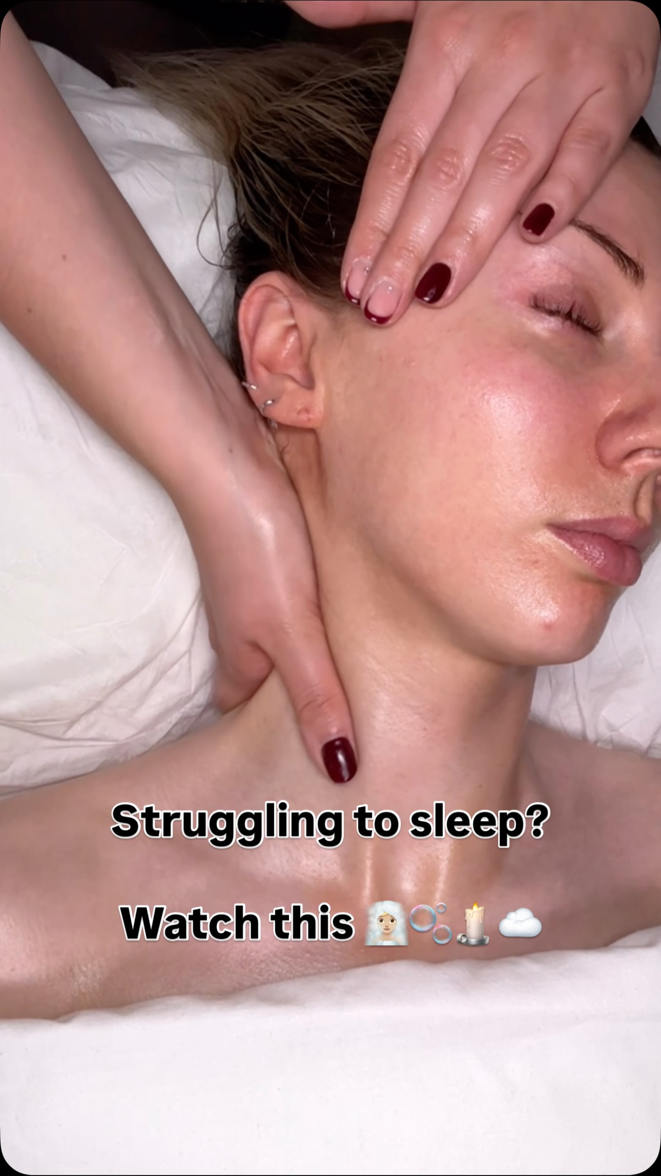 your hands are your best tools 🙌🏼
a small snippet into a 2 hour ultimate bespoke treatment, increasing blood flow bringing the skin from dull and dehydrated to nourished, hydrated and glowing.
not to forget the scalp, stimulating the follicles leading to improved hair growth and an increase of nutrients to the hairs.
absolutely love treatments like these ✨