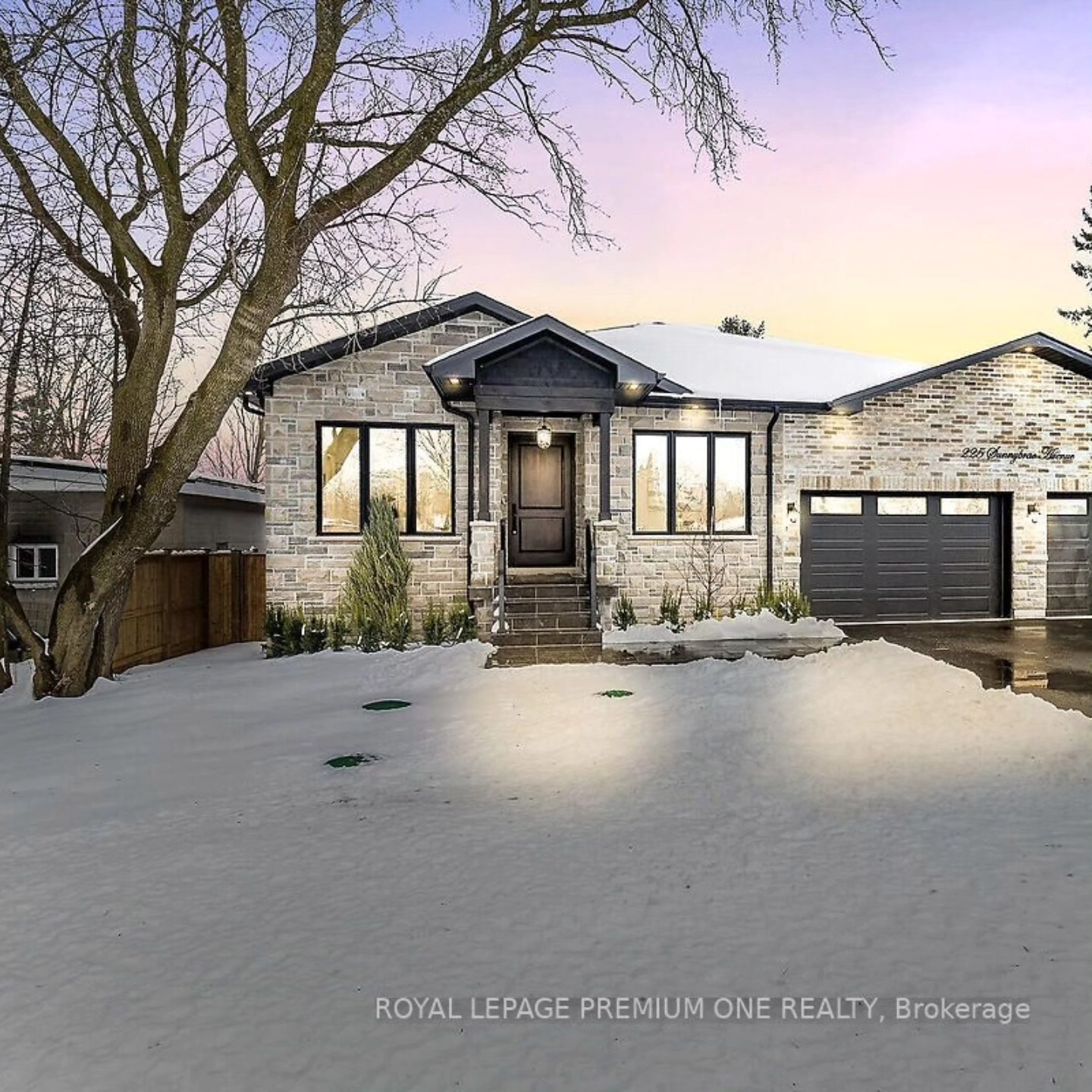 Welcome to your dream home! High-end quality finishes that say luxury living inside and out. Thank you to Silvio Loiero for trusting us to stage this one. Great to work with a Realtor who "gets it". #innisfilrealestate #homesforsaleininnisfil #homestagingworks #stagedtosell #luxurystager #brandnewbuild #qualitybuilder #bungalowliving #artworkoftheday #openconceptliving @sloiero