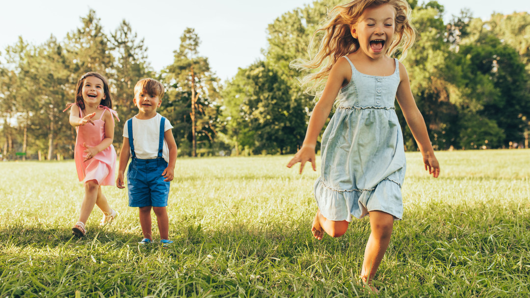 Eltern vertrauen euch jeden Morgen das Wichtigste an, das sie haben: ihre Kinder. 🧸💛
Im Kita-Alltag kann es in Sekunden von lachendem Trubel zu einem echten Notfall umschlagen. Ein Verschlucken beim Frühstück, ein unglücklicher Sturz vom Klettergerüst oder ein allergischer Schock. Sitzt dann im Team wirklich jeder Handgriff blind?
Wir wissen, dass trockene Theorie in fremden Seminarräumen im echten Leben wenig hilft. Deshalb machen wir es anders: Wir kommen für das Notfalltraining direkt zu euch in die Kita oder Tagespflege (egal ob in Hamm-Werries, Heessen, Lippstadt, Werl oder dem restlichen Kreis Soest).
So machen wir euer Team handlungssicher:
✅ Trainieren, wo es passiert: Wir üben reale Szenarien in euren Gruppenräumen und mit exakt eurem Verbandkasten.
✅ Rechtlich 100 % abgesichert: DGUV, Arbeitsschutz, QM-Richtlinien? Haken wir komplett für euch ab – damit die Leitung rechtssicher aufgestellt ist und den Kopf frei hat.
✅ Volle Flexibilität im Alltag: Wir blockieren nicht euren laufenden Betrieb, sondern kommen flexibel an Konzeptionstagen oder am Wochenende.
✅ Alles aus einer Hand: Neben Erster Hilfe machen wir euer Team auch fit als Brandschutz- und Evakuierungshelfer.
Ein sicheres Gefühl für das Team, die Leitung und vor allem für die Eltern.
Ihr leitet eine Einrichtung oder arbeitet in der Tagespflege?
📲 Alle Infos zu einem unverbindlichen Inhouse-Konzept findet ihr jetzt über den Link in unserer Bio!
👉 Speichere dir diesen Beitrag oder leite ihn direkt an deine Kita-Leitung weiter! 🤝
#NotfallmanagementNRW #KitaSicherheit #ErsteHilfeAmKind #InhouseSchulung #Erzieheralltag #ErsteHilfeKurs #Brandschutz #Hamm #KreisSoest #Lippstadt #Werl #Tagespflege #KitaLeitung #NRW