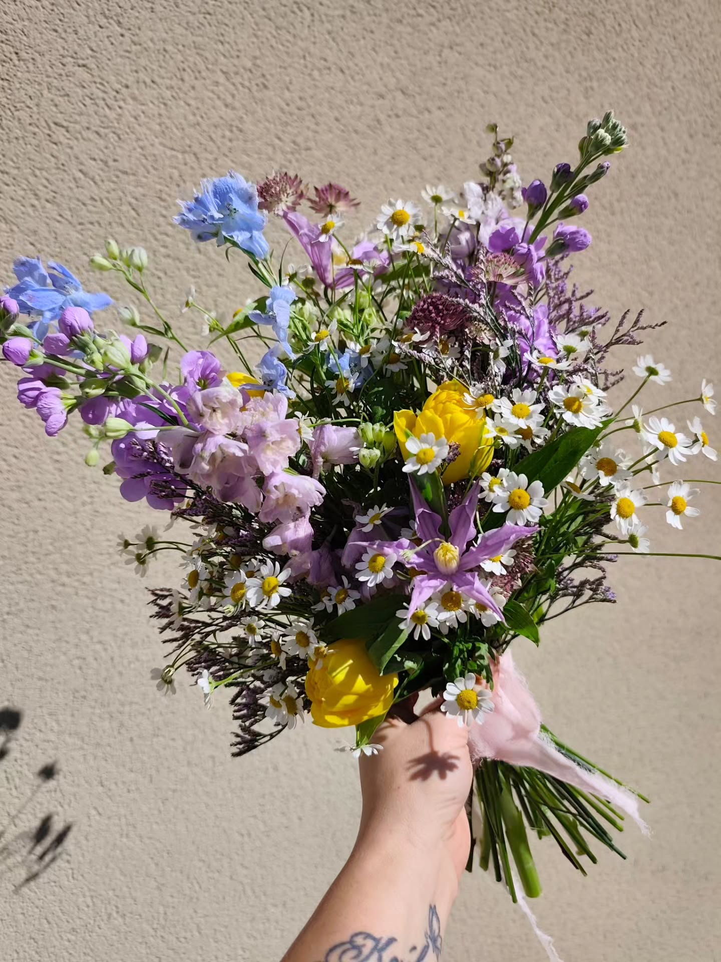 🩷🤍 Wedding day du 11 avril 🤍🩷
Un joli bouquet de mariée 100% champêtre ! Fleurs Françaises, fleurs de saison, une liberté sur la forme, 2-3 notes sur la couleur et voilà le résultat!
Un bouquet léger et nature 🩷
Prochains mariages le 9 mai, 3 d'un coup! Ça va lancer un mois de mai très chargé !!!! 🥰🥰
🩷🤍🩷🤍🩷🤍🩷🤍🩷🤍🩷🤍🩷
#petalesdemotion
#lachapelledelatour
#fleuriste
#weddingflowers
#mariage