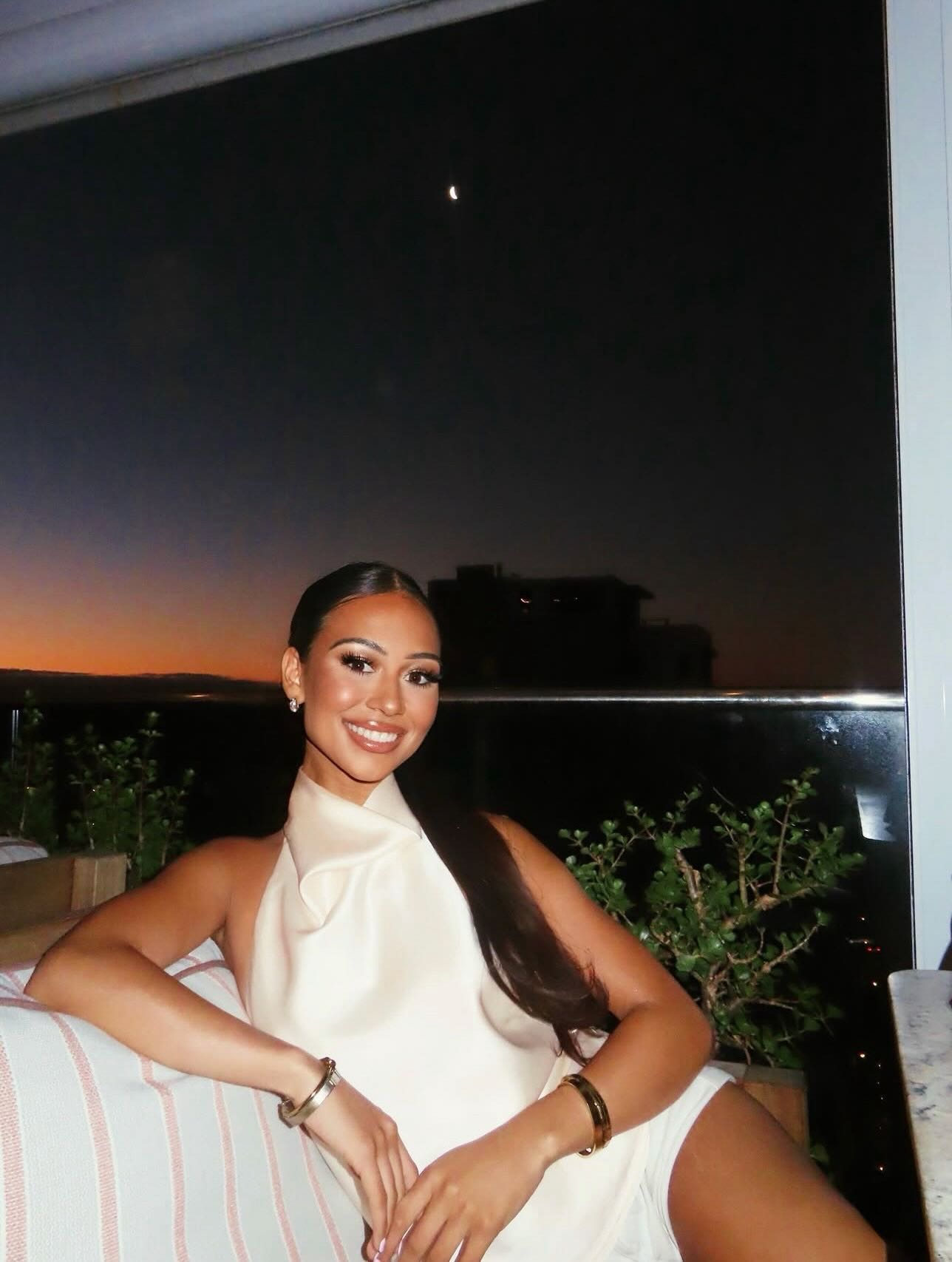 if this short week caught you off guard, we’re here for you. the drinks are cold, and we’ve been told the sunsets will be one for the books. 🌞
reserve your table to avoid disappointment. bookings via link in our bio, 021 286 9332 or book@hugosocialclub.com.