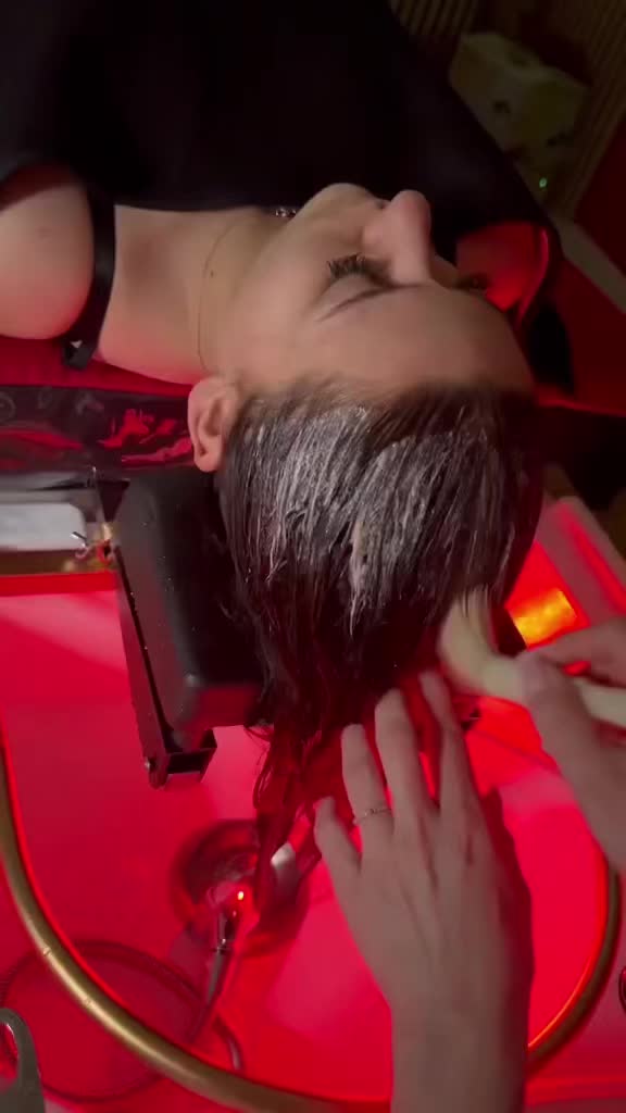 ✨ NOUVEAUTÉ – Le Soin du Moment : Head Spa ✨
Offrez à vos cheveux… et à votre esprit… une véritable parenthèse de bien-être.
Découvrez notre tout nouveau Head Spa, un rituel unique qui allie soin profond du cuir chevelu et relaxation absolue. Bien plus qu’un simple soin capillaire, c’est une expérience sensorielle complète 🌿
💆♀️ Massage apaisant du cuir chevelu
💧 Soin purifiant et hydratant sur mesure
🌸 Détente profonde et lâcher-prise garanti
✨Brushing professionnel offert
Résultat ?
Des cheveux plus sains, plus brillants, et un esprit totalement relaxé.
Prenez du temps pour vous… votre cuir chevelu vous dira merci ✨
📅 Réservez dès maintenant votre moment de détente sur Planity : https://www.planity.com/bellamy-beauty-62490-vitry-en-artois.
Découvrez notre site internet :www.bellamybeauty.fr
#vitryenartois
#headspa
#hairspa
#coiffure
#esthetique
#planity