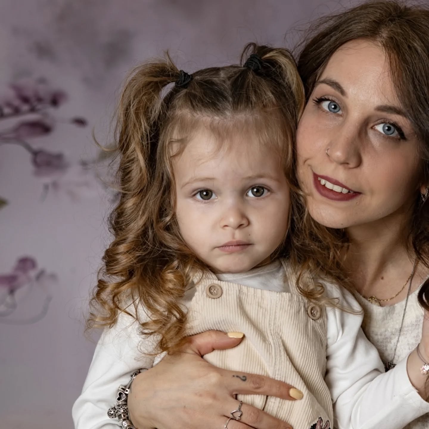 In un mondo pieno di rumore visivo, io scelgo l'essenziale.
Pochi elementi, nessuna distrazione, solo l'anima. Perché la semplicità è l'unica cosa che resta moderna per sempre.
Shooting mamma🩷
Barbaralorando.ph
#fotografavigevano
#ritrattofotografico
#ricordipersempre
#studiofotografico
#semplicità