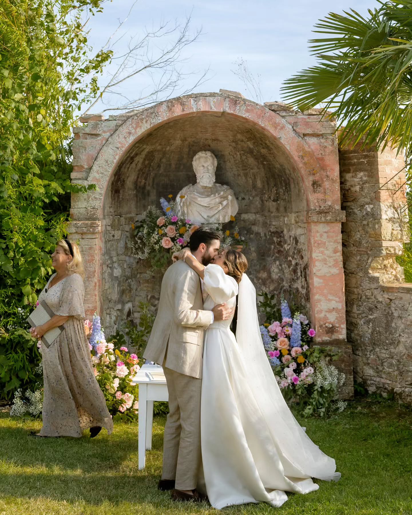 A sun-drenched Tuscan estate, a long table under the stars, and a celebration that felt effortlessly elegant—this wedding was pure Italian magic. Every detail reflected the couple’s refined taste, brought to life seamlessly by @giuliaalessandri , whose impeccable planning made the day feel as smooth as it was stunning.
Planning & Design: @giuliaalessandri
Venue: @villa_catignano
Photographer: @michaelcosenzafilmphotography
MUAH: @samanthapretto_hair_and_makeup
Florals: @lucacozza_flowerspecialevents
Bar: @eventinbar
Catering: @rolands_florence
Stationery: @chiaramadastudio
Celebrant: @tuscanpledges
Audio & Lights: @jdevents
Music: @fixthemusic
Baby Sitter: @thesweetiesitter
Bride : @hindupwind
Groom: David