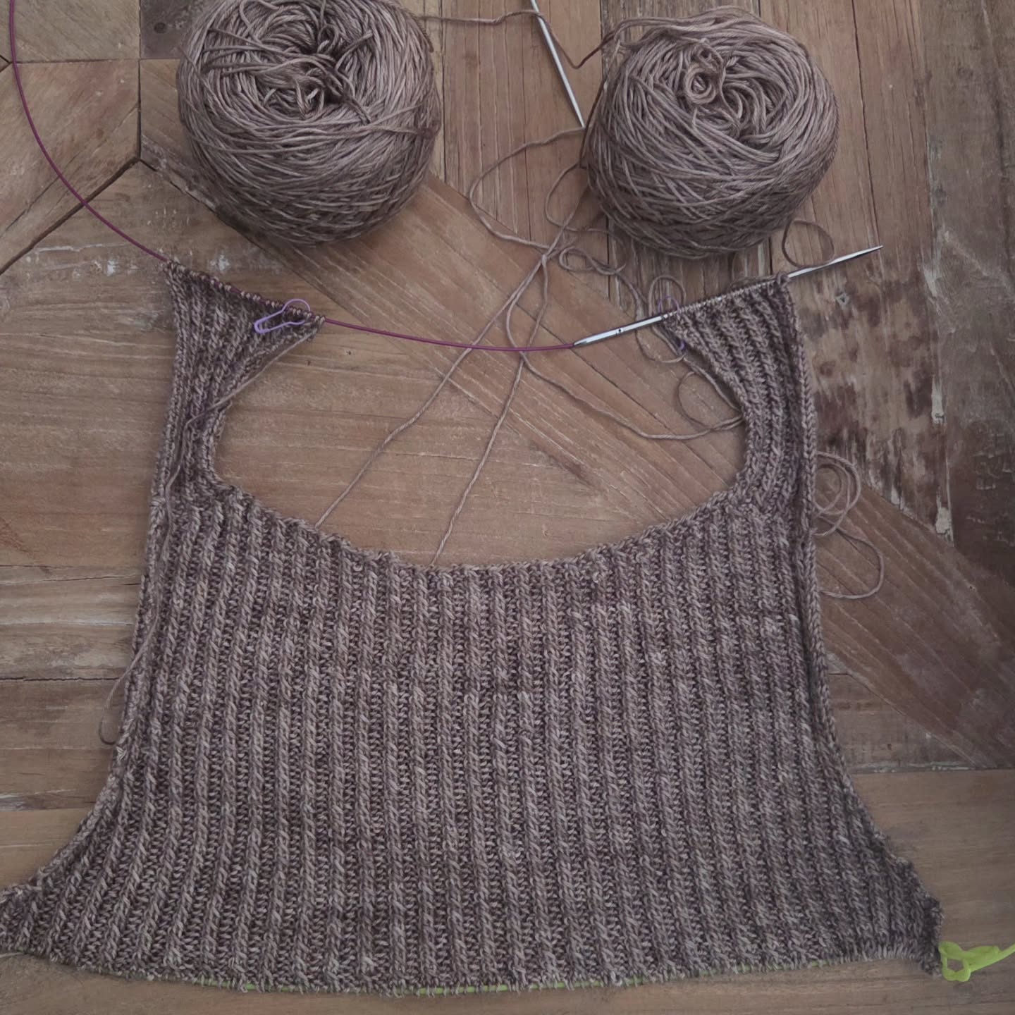 Started to work on the new summer design 😍
This is pure silk by @_byamalie , and I love this color, it's called Pecan. Although I'm not sure how it'll go with my complexion... we shall see 😄
.
.
#summerknitting #knittingwithsilk #knitofthedragon #summertopknitting #knittingforsummer