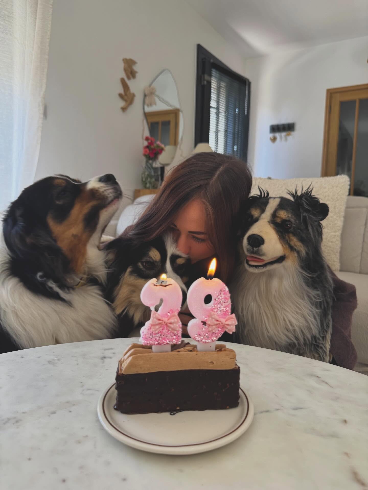 Happy birthday to me 🎂✨
29 ans aujourd’hui… ✨
Une année de plus, des souvenirs plein le cœur, des leçons de vie, de l’amour…
Je suis heureuse d’accueillir cette nouvelle année avec douceur, reconnaissance et plein de beaux projets en tête 💛
Hello 29, ✨🤍
#happybirthday #joyeuxanniversaireàmoi #mybirthday🎂 #dogifinstagram #mylove