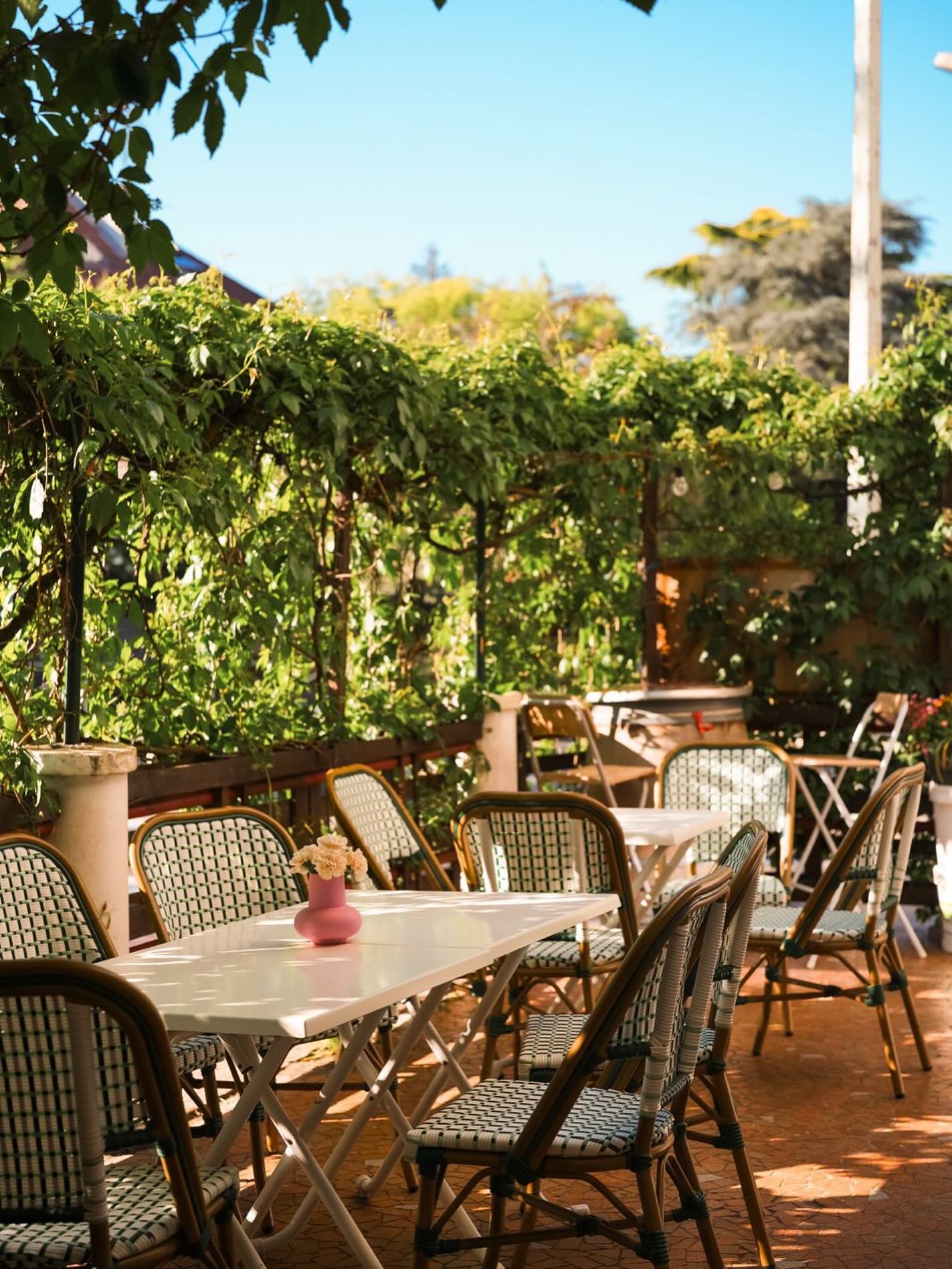 La terrasse la plus intimiste d’Annecy 💕
Viens te poser pour boire un verre, manger un bout et profiter des rayons du soleil au calme
Bisous les Sauvageons
📷 @yazoupic
#annecy #bistro #restaurantannecy #terrasseannecy #raisin