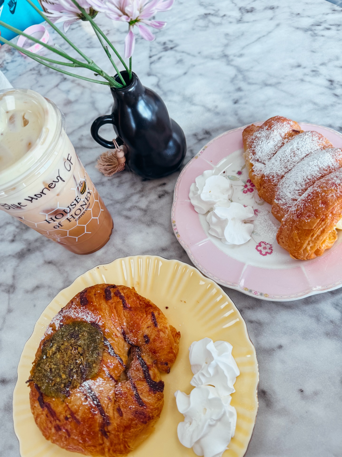 We started a new weekend ritual, inspired by the idea of romanticizing life -> We find a new local coffee shop or cafe for lattes and pastries. 🥐
No big plans… just showing up, sitting at a little table, and enjoying something new together.
So we’re turning it into a series:
Romanticizing the Weekend ☕️
This one:
🍯 House of Honey
📍 Peoria, AZ
🐝 Started by a family of beekeepers
Ordered: iced blue honey latte, hot honey cinnamon latte, pistachio croissant, crème filled croissant
Also couldn’t leave without a jar of their raw honey
IG: @houseofhoneycoffee
#peoriaaz #arizonafoodie #arizonacoffee #romanticizinglife #romanticizingtheweekend