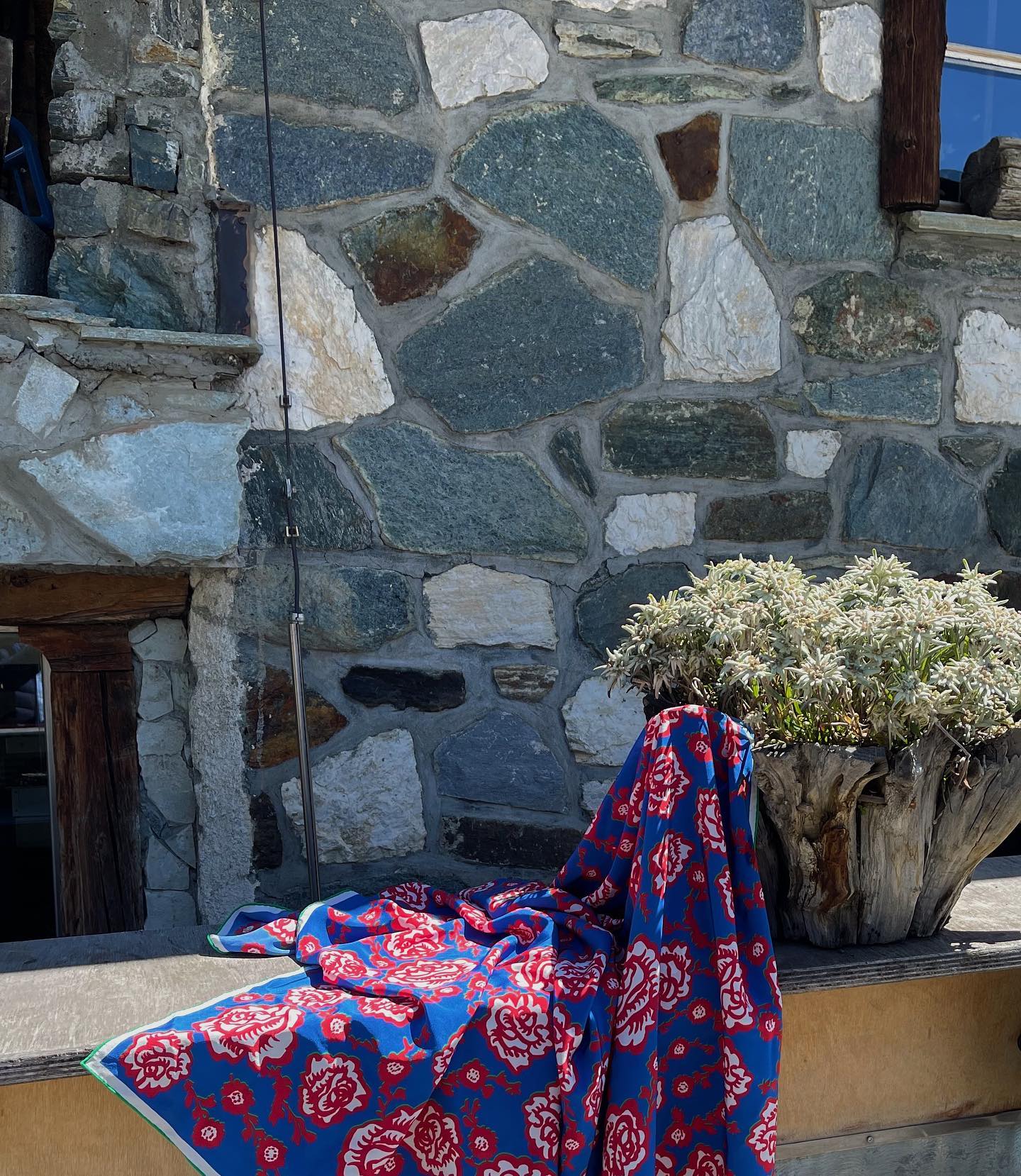 Celebrating the birthday of Switzerland with very special mountain views🇨🇭
Scarf collection available @pkz.ch @anderswo.zurich #birthday #switzerland #helvetia #mountains #matterhorn #nature #scarf #foulard #pkz #zurich #mywork #smallbusiness #madeinzurich #swissmade #textiledesign #craftsmanship #textiledesignstudio #barbarawagner