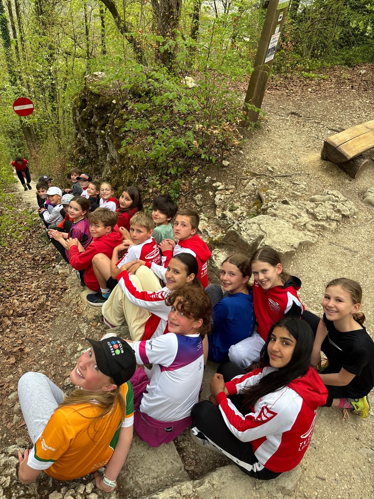 Der perfekte Abschluss des Trainingslagers: Gemeinsam haben die U12 und U14 das 1000er Stägeli auf den Born gemeistert!🔥
Gute Erholung!✨
-->
Morgen geht es für unsere Athletinnen und Athleten ab U18 ins Trainingslager auf den Kerenzerberg eine weitere intensive Trainingswoche steht bevor!
#tvzofingen #meinzofingen #aargauersport #trainingslager #saison2026
@stadt_zofingen @aargauersport.ch @alv_athletics