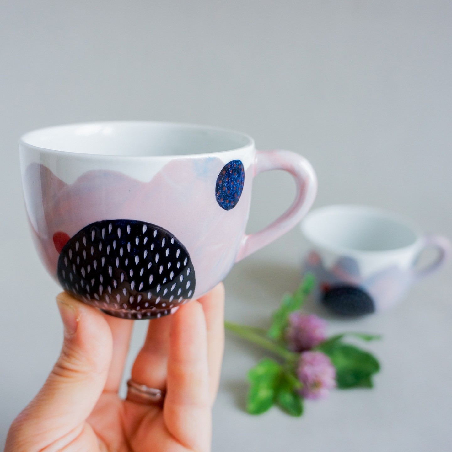 🍶 Keramické poklady 🍶
Dnes vám představujeme výběr značek, které přinášejí jedinečnou keramiku, vyrobenou s láskou k přírodě a pěknotě. Přijďte si najít svůj kalíšek na kávu nebo třeba originální snídaťový talíř. 💖
🩷 @atropa.atelier – Porcelánové nádobí a šperky inspirované přírodou. Jemné hrnečky dodají vašim rituálům osobitou atmosféru.
🩷 @stika_ceramics – Keramika Anny Dvořákové vyniká jednoduchými tvary a zemitými barvami. Každý kousek nese živelnost hlíny.
🩷 @studio_studimo – Minimalistické a přesto hravé studio z Olomouce, které tvoří keramiku a šperky pro krásnější dny.
🩷 @vkuse_keramika – Užitné keramické doplňky kombinující tradiční výrobu s moderním designem, vyráběné s láskou k řemeslu a vkusu
🩷 @bkeramika – Ivana Bělařová tvoří dekorační keramiku plnou světla a radosti. Její ikonické děrované svícny osvěží každý prostor.
🩷 @pookraj.cz – Porcelánové šperky a drobný interiérový design s unikátními grafickými technikami, jako linoryt či výšivka, které dodávají porcelánu nový rozměr.
Těšíme se na vás! ✨
#dizajntrh #keramika #lokalnitvorba #minimalism #tradice