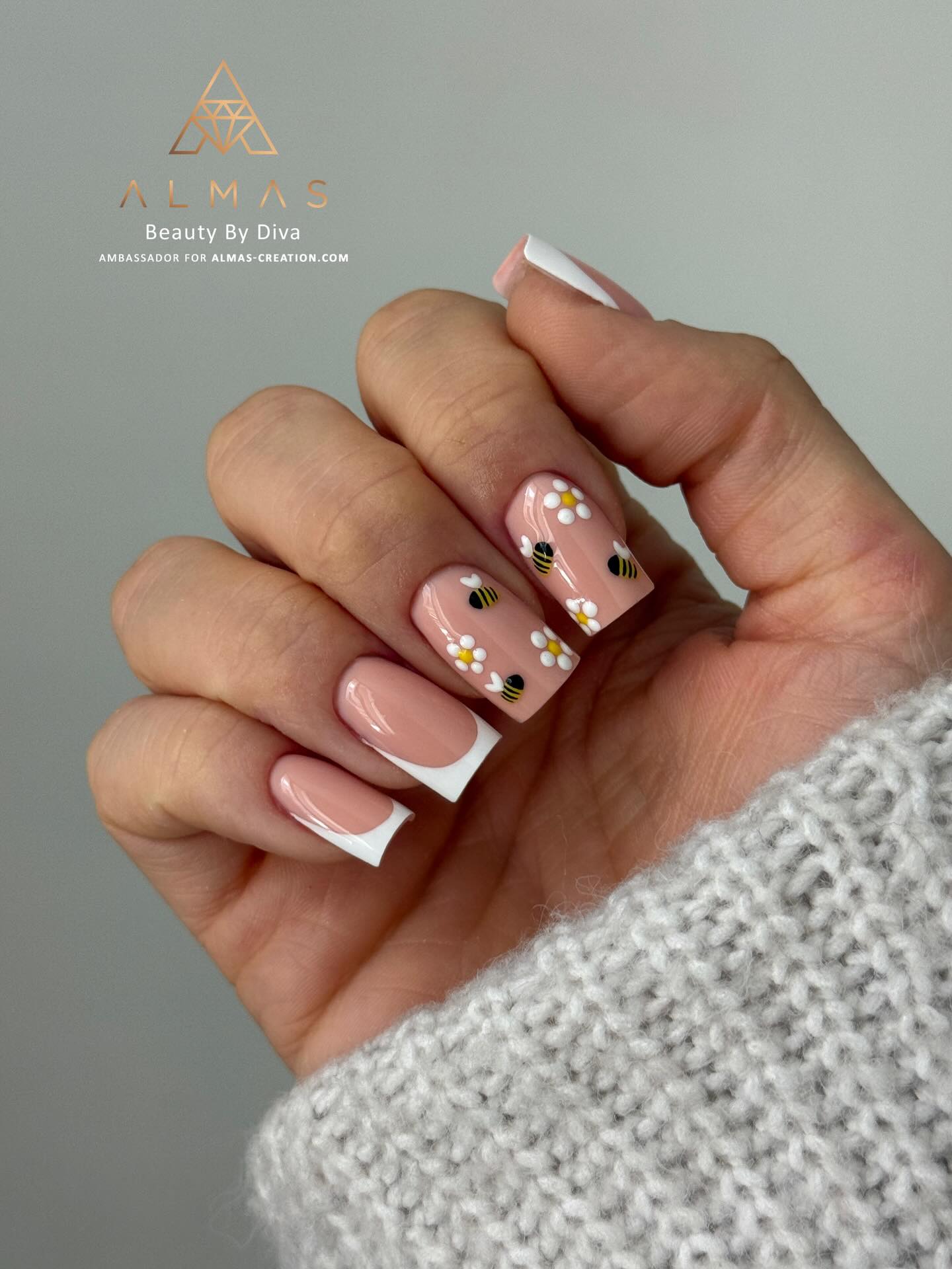 Et vous, quelle est votre référence de capsules favorites Almas? ☺️
Diva a réalisé cette impeccable pose avec nos Perfect Square de couleur natural. Elle a ensuite utilisé le builder Soft Cover 2, les paints Black Storm/Snow White, le vernis Celeste et la finition Crystal Shine. 🐝
#beenails #nailarts #naturenails #squarenails #squarenailshape