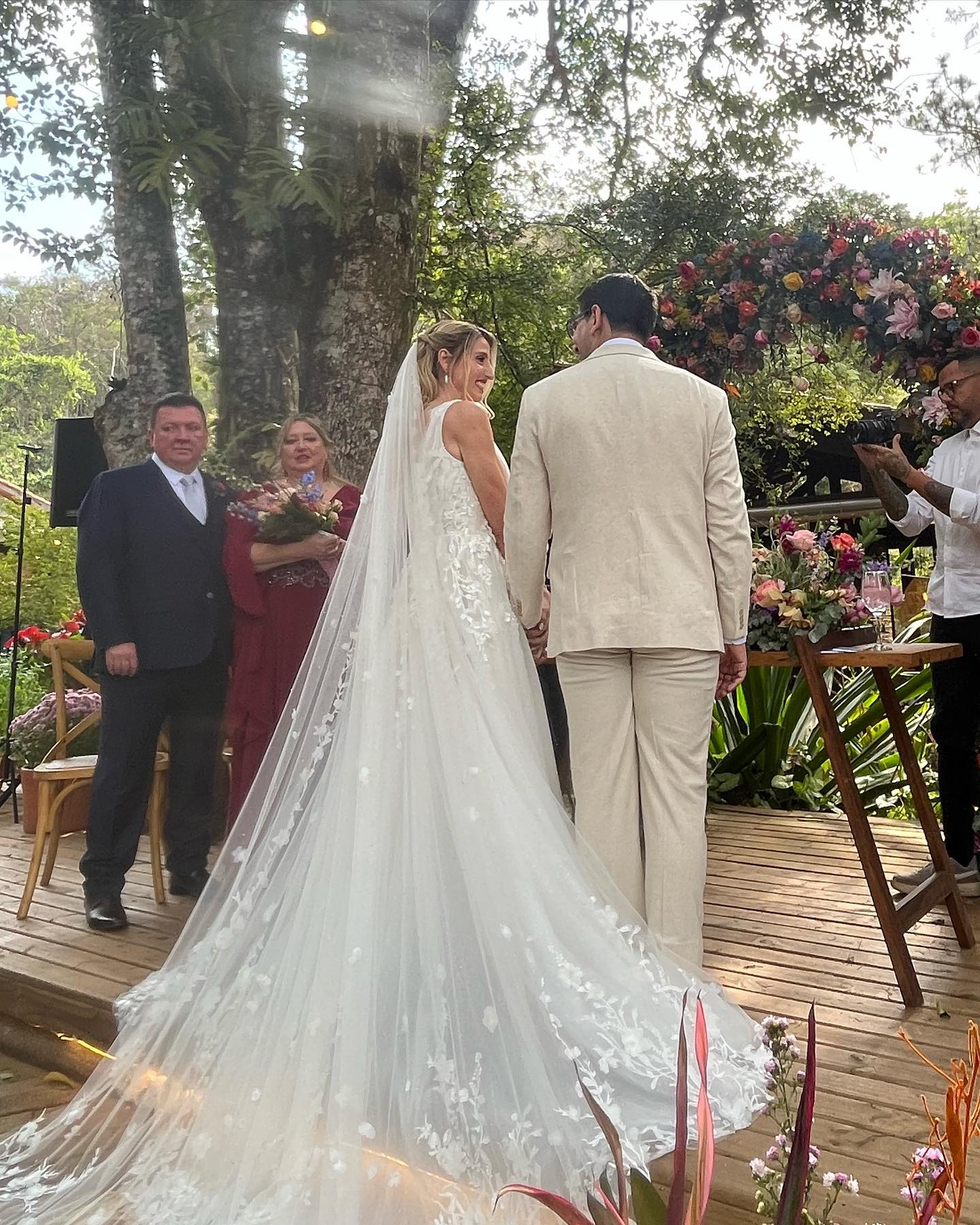 @dramarianarigolo.geriatria & @vini.ci.u.s casaram e foram dias lindos de se viver, rodeados de tanta gente especial pelas quais tenho muito carinho … Que vocês sejam muito felizes e que a gente continue dividindo tantas fases e momentos juntos … amo vocês !
PS. O ROMEU É PERFEITO HAHA eu amo esse bebê @gabiioliveira3