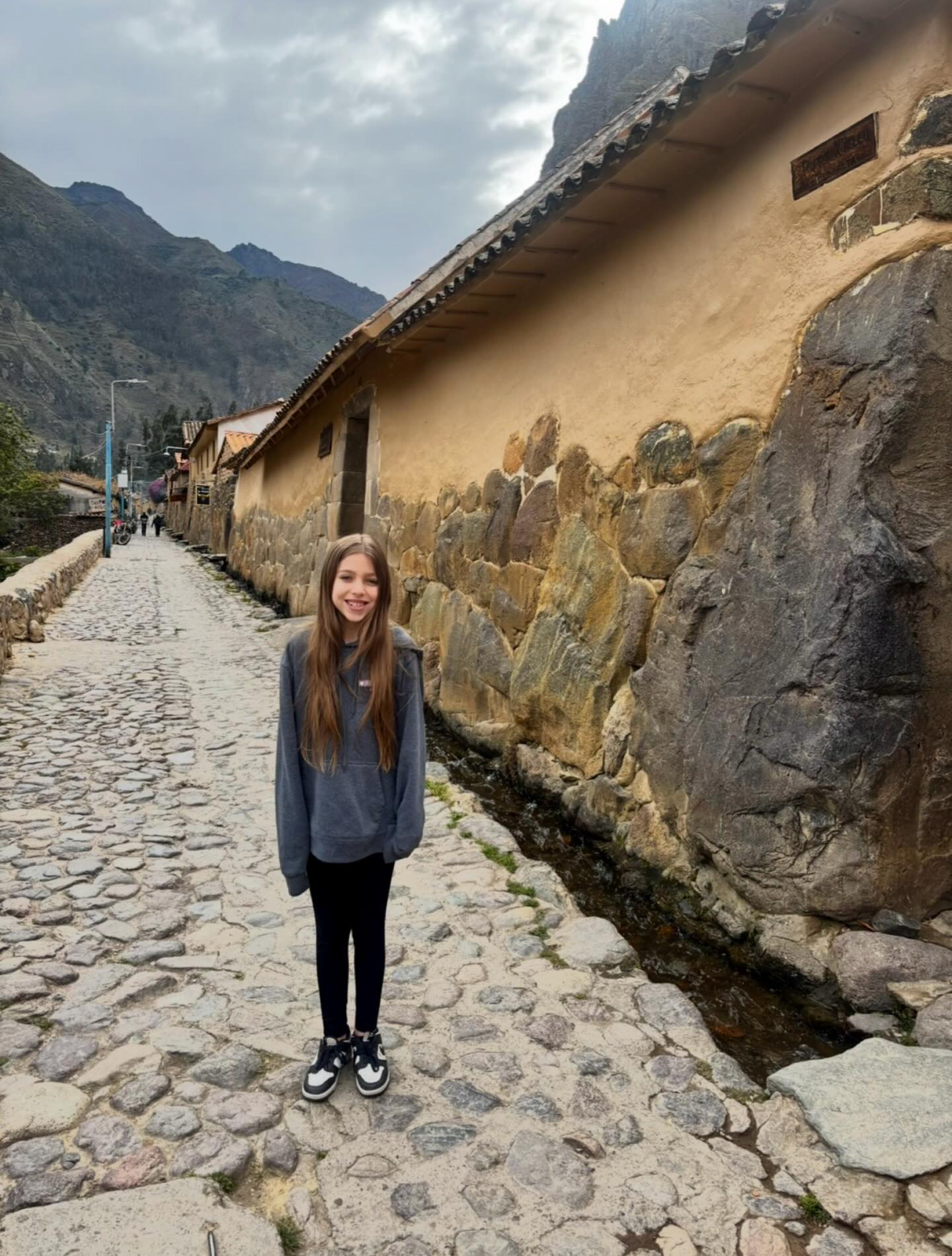 Exploring streets older than history itself… with my favorite little travel buddy 🤍⛰️
Ollantaytambo is one of those places where every corner feels like a step back in time — and getting to experience it together makes it even more special 🇵🇪✨
#Ollantaytambo #Travel #PeruTravel #FamilyTravel #Wanderlust