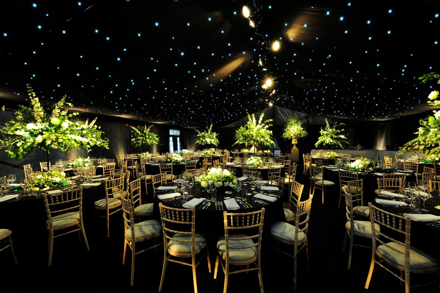 This marquee took our breath away—talk about a statement ceiling🌌
Black starcloth, total showstopper✨
#MarqueeLights #EventRental #BackdropGoals #CelebrationDecor #LightingDesign #eventplanning #luxuryweddings #luxurymarquees #instagood #photooftheday #picoftheday #follow #photography #beautiful #love
