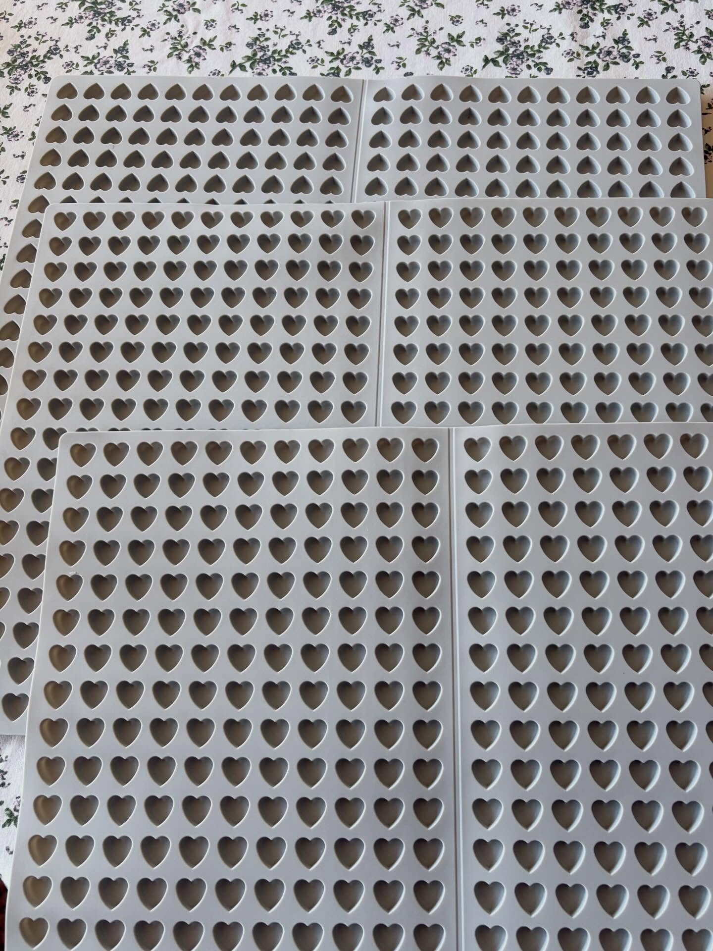 Världens sötaste små silikonformar är inhandlade. Nu ska det bakas levergodis till hundarna och till helgens goodiebags😍 #teamolsen #teamolsenforthewin #godis #gundogtraining