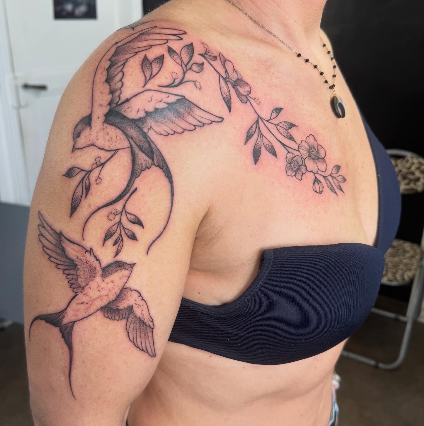 Un joli #freehand avec de belles #hirondelles et des #fleurs . Merci pour ta confiance Phlo!
Votre projet par mail : Aline.lollipop@gmail.com