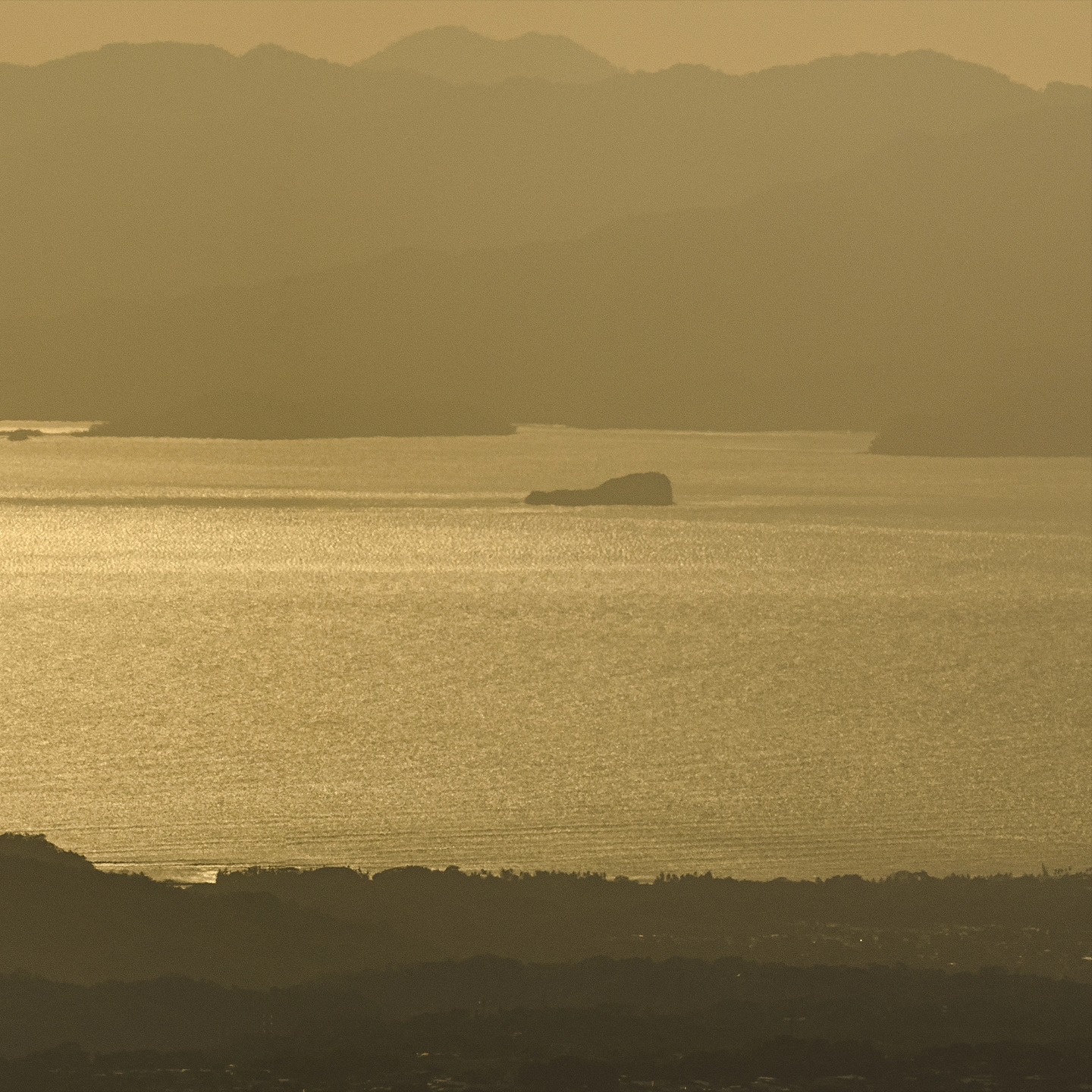El Golfo de Nicoya desde las montañas cerca de San Ramón. Panorámica ultra ancha en 7:1. Original en 21000x3000 px, apenas para un mural 😉
.
#photography #pano #panoramic #panoramicview #panoramica #nikon #nikonz #nikonshooter #nikonshooters #lateafternoon #nicoya #golfodenicoya #sanramon #moncho