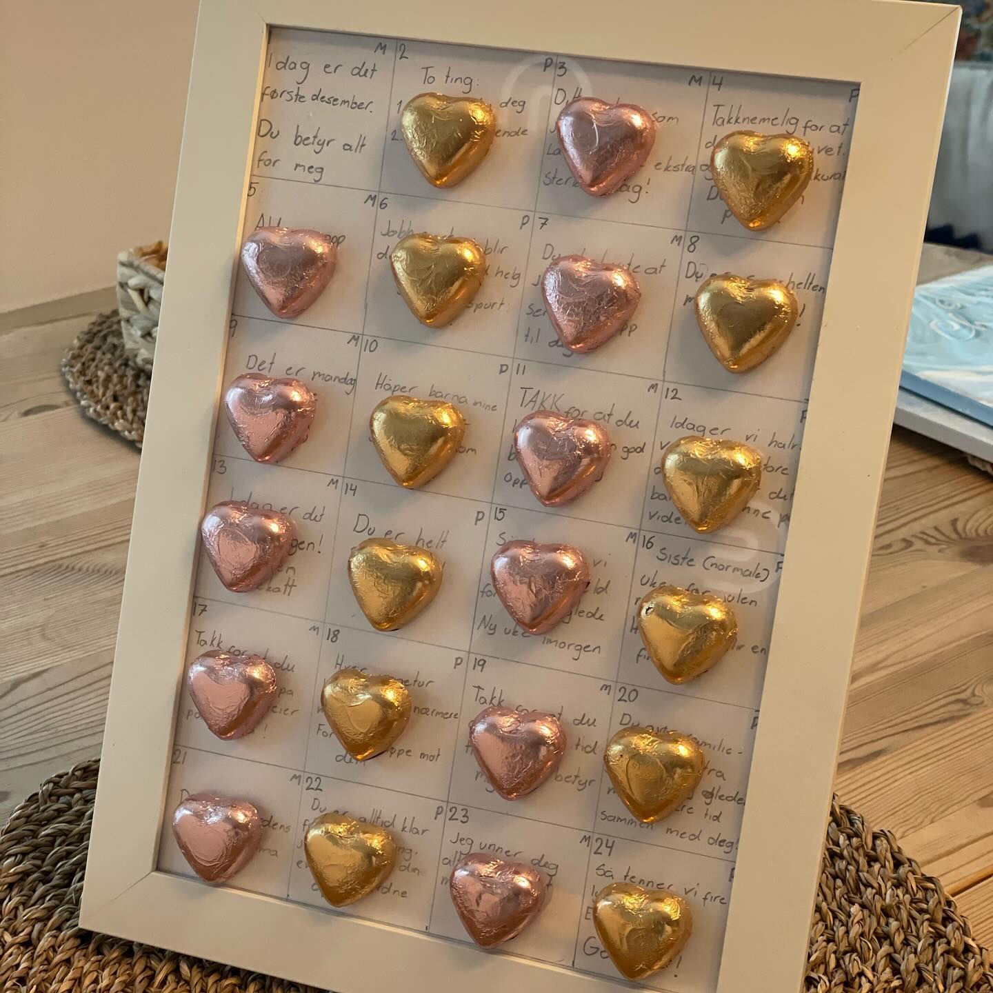 Vi fikk verdens fineste julekalender av minime i dag. ❤️Vi må åpne annenhver dag. Mamma rosa hjerter 🩷 og pappa gullhjerter 💛