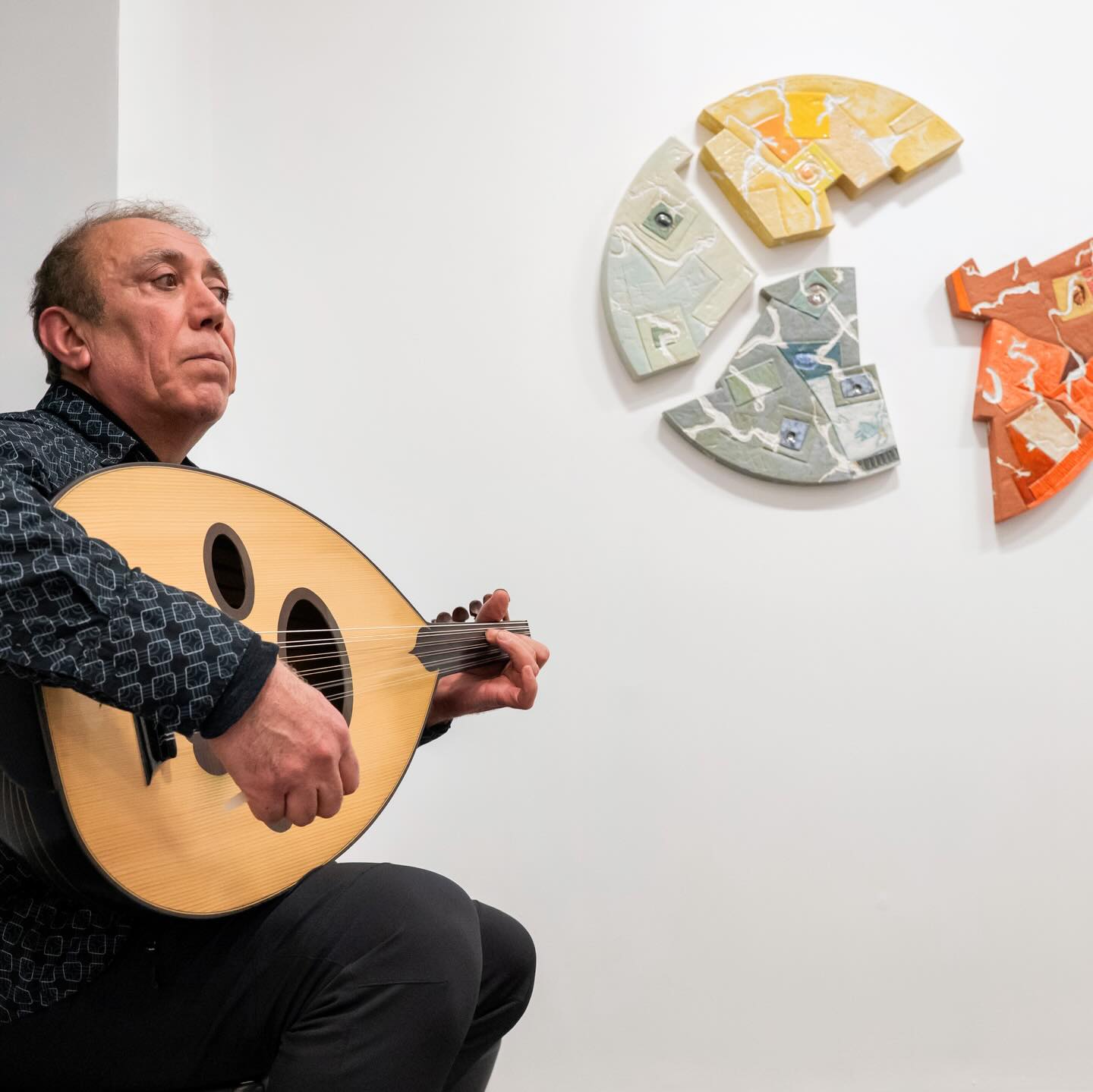  كل المحبة والامتنان
أكتب هذه الكلمات للأخ الكبير، الصديق الجميل، وصاحب القلب العراقي الأصيل، الفنان الموسيقي والمسرحي شوان وحيد
كان حضورك البهي والمؤثر في افتتاح معرضي «الضوء المتجمد» لحظة لا تُنسى، أضفتَ إليها روحًا خاصة ودفئًا عميقًا وصل إلى القلب قبل العين
وكذلك اليوم، بافتتاحك الندوة الحوارية «من شمس بغداد إلى ضوء الشمال»، منحتَ المكان معنى أعمق، وكأنك تربط بين الذاكرة والضوء، بين الجذور والامتداد
شكراً لك على هذا الحضور الصادق، على دعمك النبيل، وعلى إنسانيتك التي تسبق كل شيء
لك مكانة خاصة في القلب والروح، لا تُقاس بالكلمات بل تُحس وتُعاش
لك مني كل الحب والإحترام يانقي القلب والروح
🙏💕💐
Med all kjærlighet og takknemlighet,
skriver jeg disse ordene til en venn og en ekte bærer av det irakiske hjertet – musikeren og scenekunstneren Shwan Wahid.
Din sterke og tilstedeværende deltakelse under åpningen av min utstilling «Frozen Light» var et uforglemmelig øyeblikk. Du tilførte en helt spesiell ånd og en dyp varme som nådde hjertet før øyet.
Og i dag, da du åpnet samtalen «Fra Bagdads sol til nordens lys», ga du stedet en enda dypere mening – som om du knyttet sammen minnet og lyset, røttene og det som vokser videre.
Takk for ditt oppriktige nærvær, for din edle støtte, og for din menneskelighet som kommer før alt annet.
Du har en helt spesiell plass i hjertet og sjelen – en plass som ikke kan måles med ord, men som føles og leves.
All min kjærlighet og respekt til deg, du rene hjerte og sjel 🙏💕💐