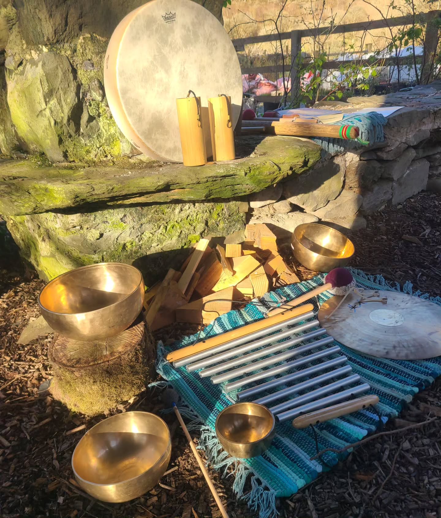 It was such a joy to be back at Lake Vyrnwy for our first outdoor gathering of the year! Outdoors, listening to the river and the sounds of the birds, whilst playing my instruments is my favourite place to be ✨️
As I drove to the lake, there was hail and a little snow, but by the time I arrived, we were bathed in glorious sunshine with blue skies!
Thank you to everyone who gathered with us @vibrantvyrnwy I can't wait for the next one!
#soundbath
#soundhealingmeditation
#womenscircle
#seasonalliving