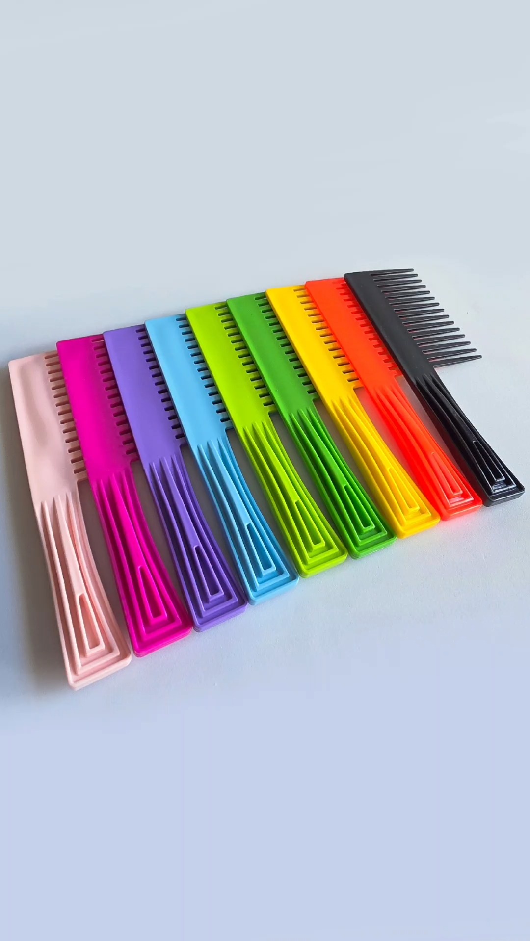 Ter um produto que se destaca no mercado começa pela escolha das cores certas. O Pente Lindos Cachos é a prova de que a Martini oferece a diversidade que o seu negócio precisa para criar uma linha de acessórios única e marcante.
Leve para o seu portfólio a versatilidade de um item que une design, resistência e a exclusividade que a sua marca merece.
Quer ver como o Pente Lindos Cachos fica com a sua marca? Clique no link da nossa bio e fale com nossa equipe.