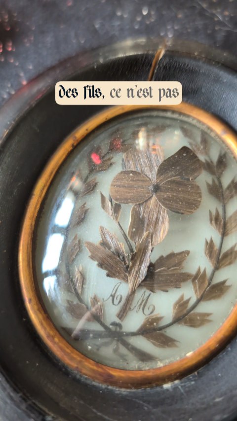 Spoiler : je te donne la réponse 👇
Ce que tu vois sur ces photos, ce sont des ouvrages en cheveux humains, réalisés au XIXe siècle.
On appelle ça aussi du hairwork.
Oui, oui. De vrais cheveux.
À l’époque, on les transformait en compositions comme celles-ci : fleurs, couronnes, motifs symboliques…
Contrairement à ce qu’on imagine, ce n’était pas toujours lié au deuil.
On pouvait aussi utiliser les cheveux d’un proche, d’un enfant, d’un amoureux… pour créer un objet chargé de sens.
Une manière de garder une trace très concrète de quelqu’un.
Presque comme une relique.
Aujourd’hui, ce savoir-faire a quasiment disparu.
Et ces pièces-là… sont devenues des curiosités assez rares.
👉 Dis-moi : tu connaissais ?
Ces œuvres seront présentées en exclusivité à @derariteitenbeurs !