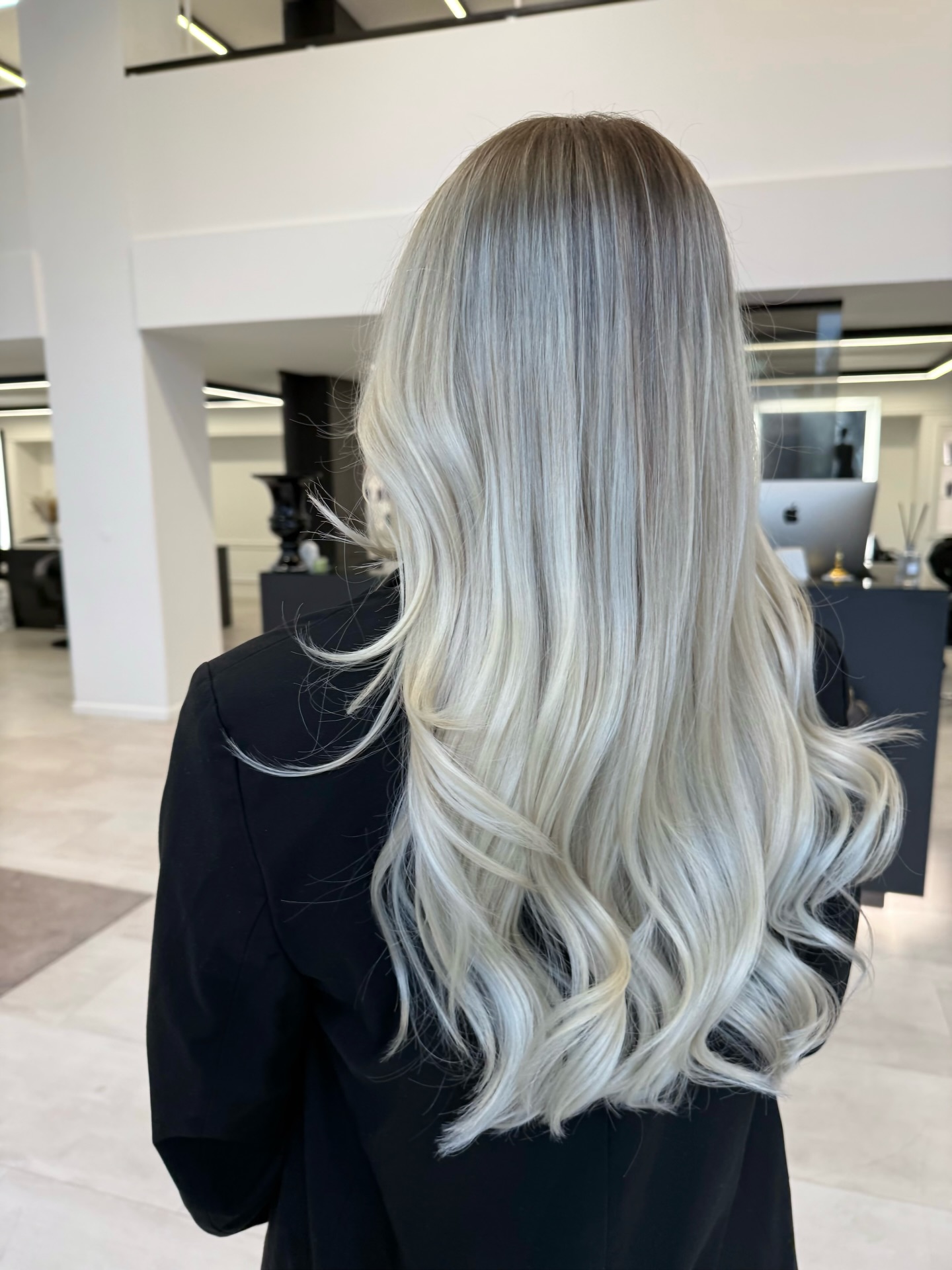 Art 🥂🖌️🎨🏆 by @ianuale.friseure
.
.
.
.
.
.
#friseurmünchen #friseur #balayagemünchen #blondmünchen #münchen